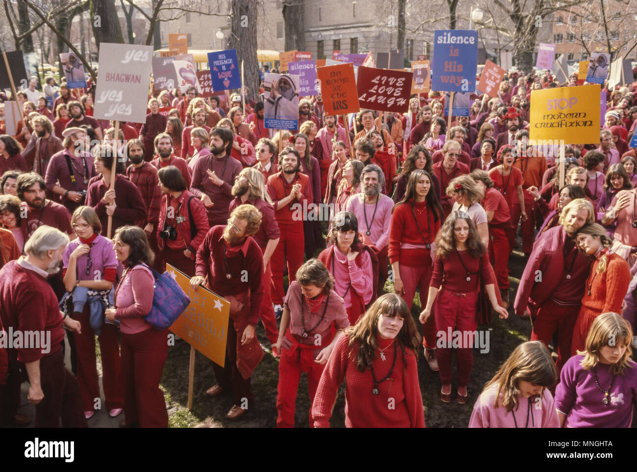 PORTLAND, Oregon, USA - Rajneeshees, Anhänger von religiösen Sektenführer Bhagwan Shree Rajneesh, Protest ins Politik. 1982 Stockfoto