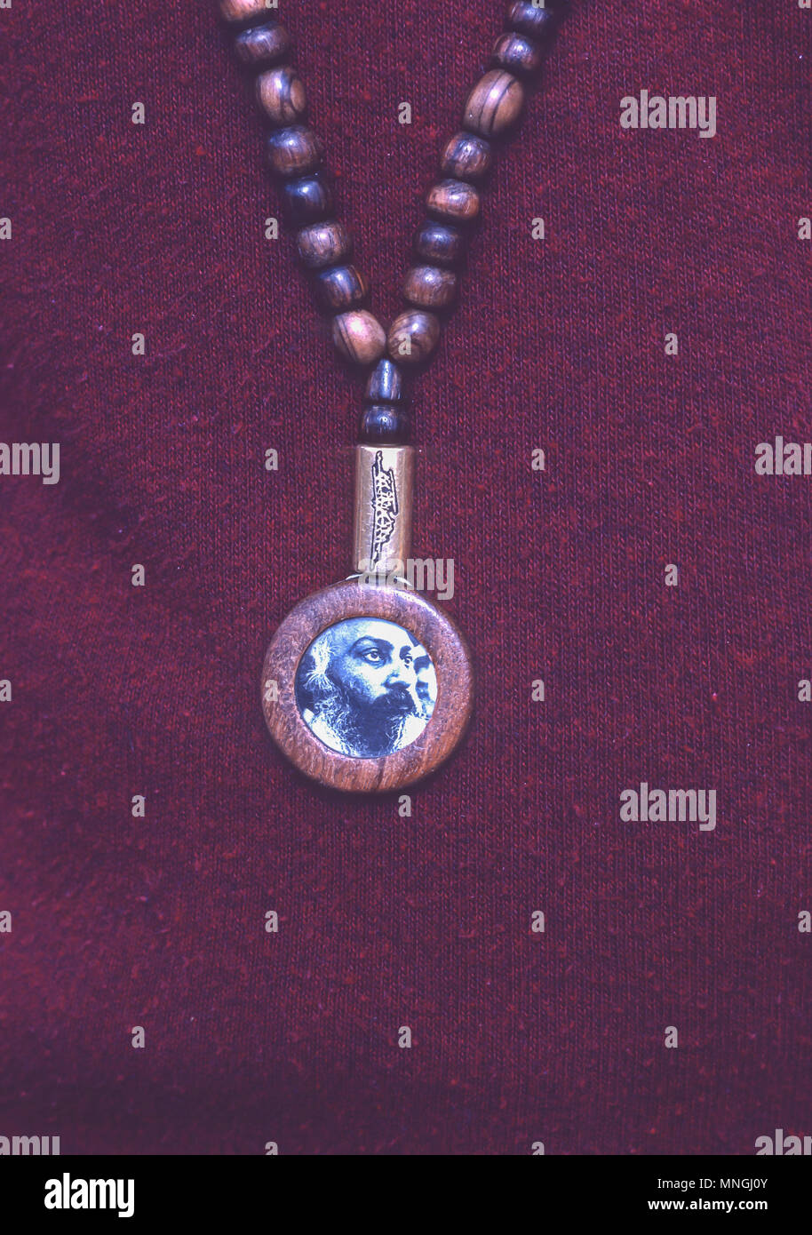 RAJNEESHPURAM, OREGON, USA - Perle Halskette mit Foto der religiösen  Sektenführer Bhagwan Shree Rajneesh. 1982 Stockfotografie - Alamy