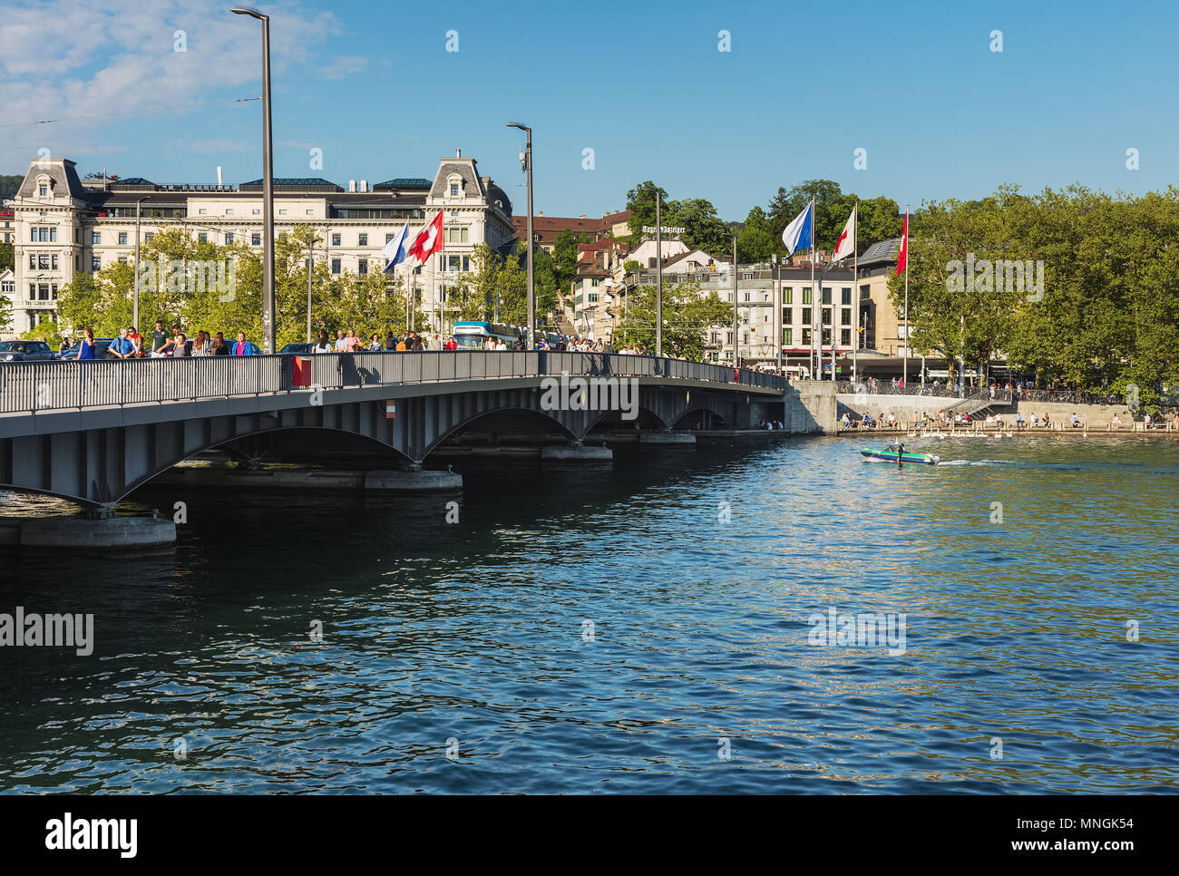 Zürich, Schweiz - 11. Mai 2018: Quaibrucke Brücke in der Stadt Zürich. Quaibrucke (Englisch: Kai Brücke) ist eine Straße, Straßenbahn-, Fußgänger- und bicy Stockfoto