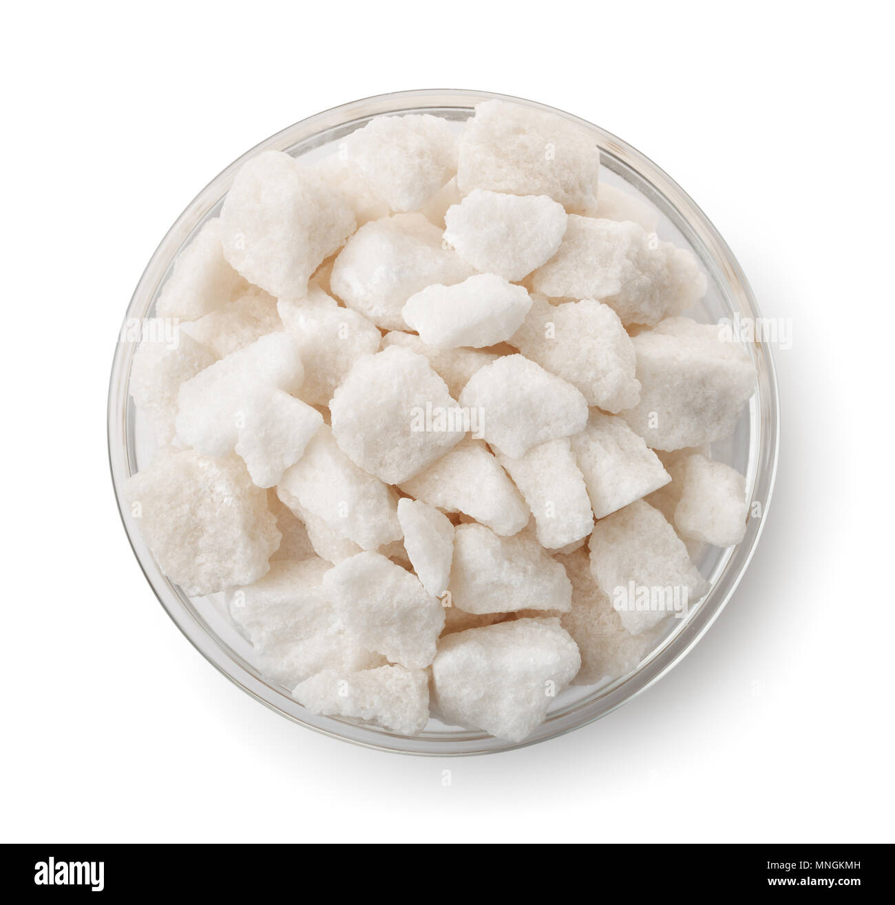 Blick von oben auf die organische Klumpen Zucker in Glasschale isolaed auf Weiß Stockfoto