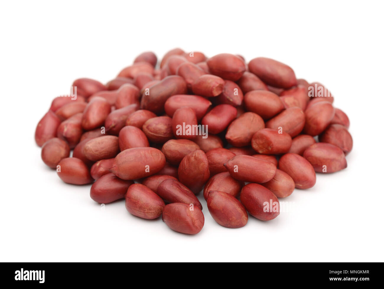 Haufen Erdnüsse isoliert auf weißem Stockfoto
