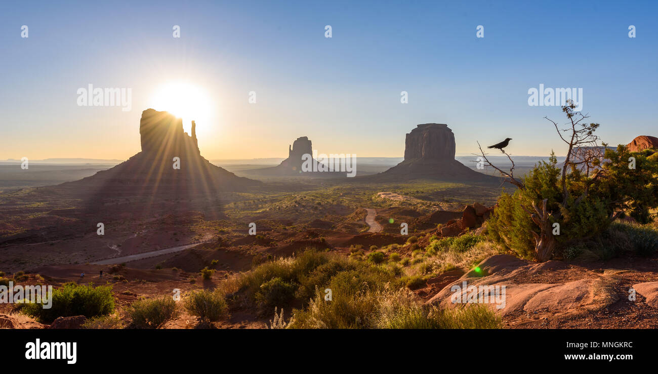 Sonnenaufgang im Monument Valley, Panorama der Mitten Buttes - vom Besucherzentrum an der Navajo Tribal Park - Arizona und Utah, USA Stockfoto