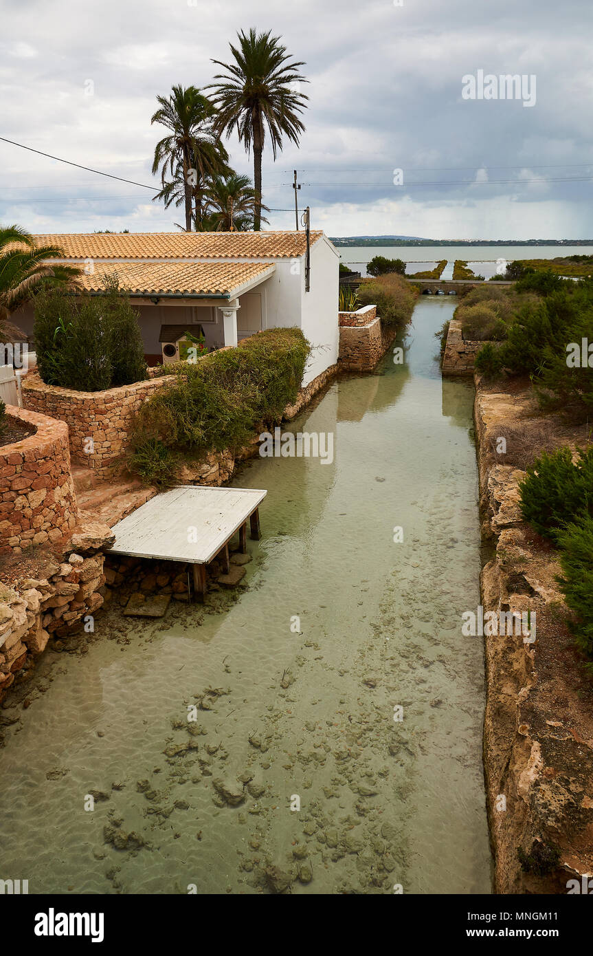 SA Séquia Wasserkanal, der die Lagune von Estany Pudent und salinen mit dem Mittelmeer verbindet (Formentera, Balearen, Spanien) Stockfoto