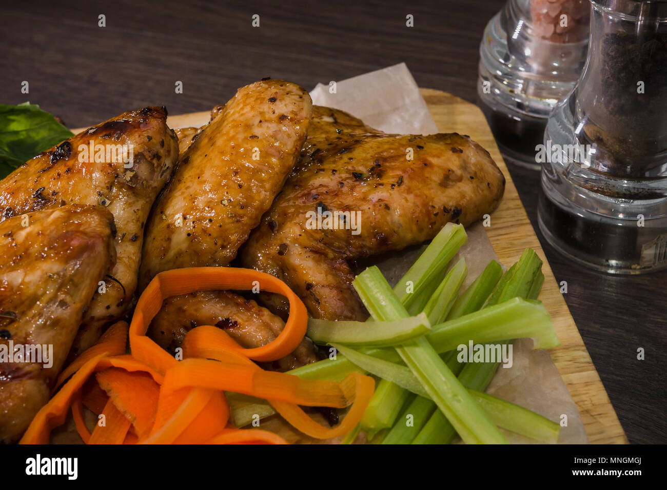 Fried Chicken Wings mit Soße und Salat Stockfotografie - Alamy