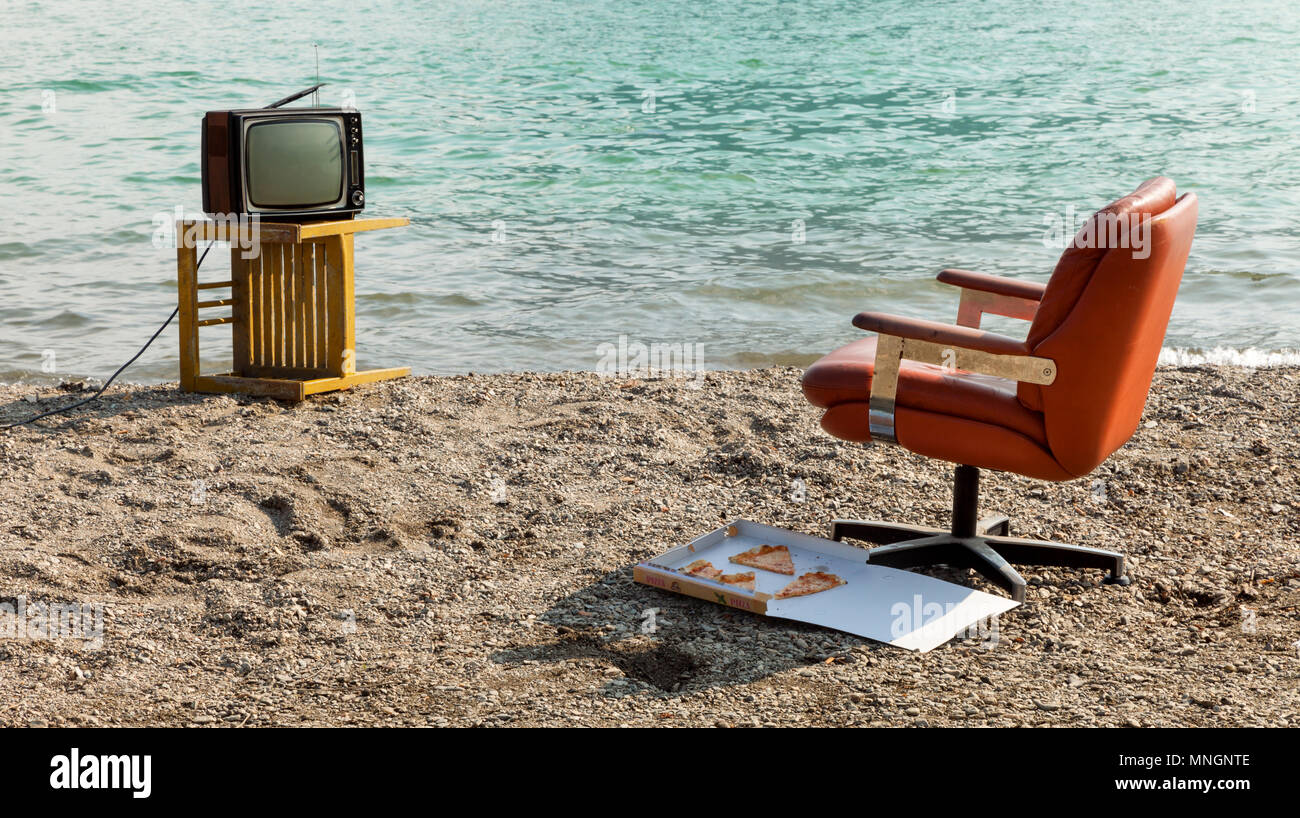 Vintage Einrichtung am Ufer des Sees, Sessel und Fernseher Stockfoto