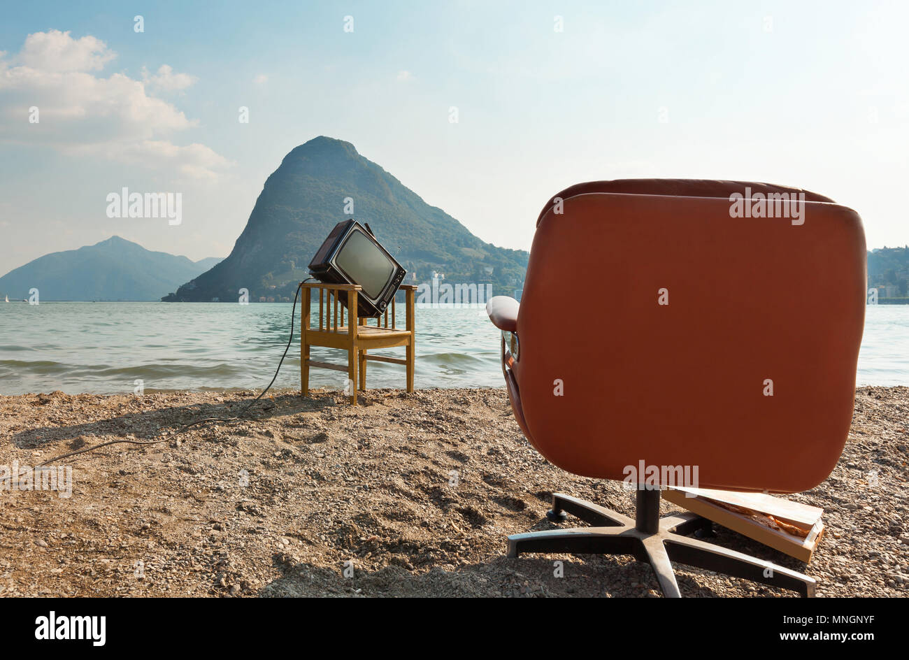Vintage Einrichtung am Ufer des Sees, Sessel und Fernseher Stockfoto
