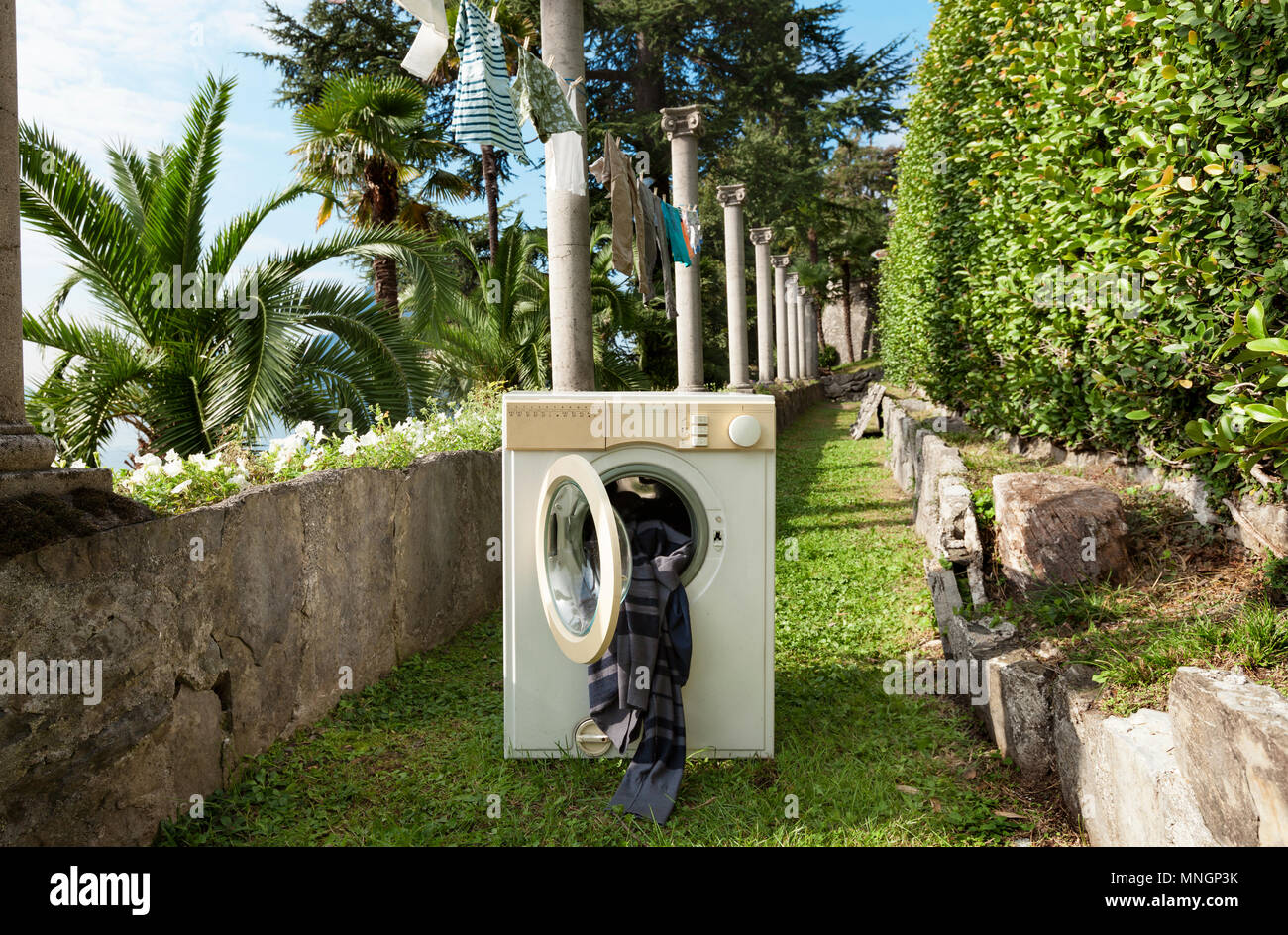 alte Waschmaschine in einem Garten im freien Stockfotografie - Alamy