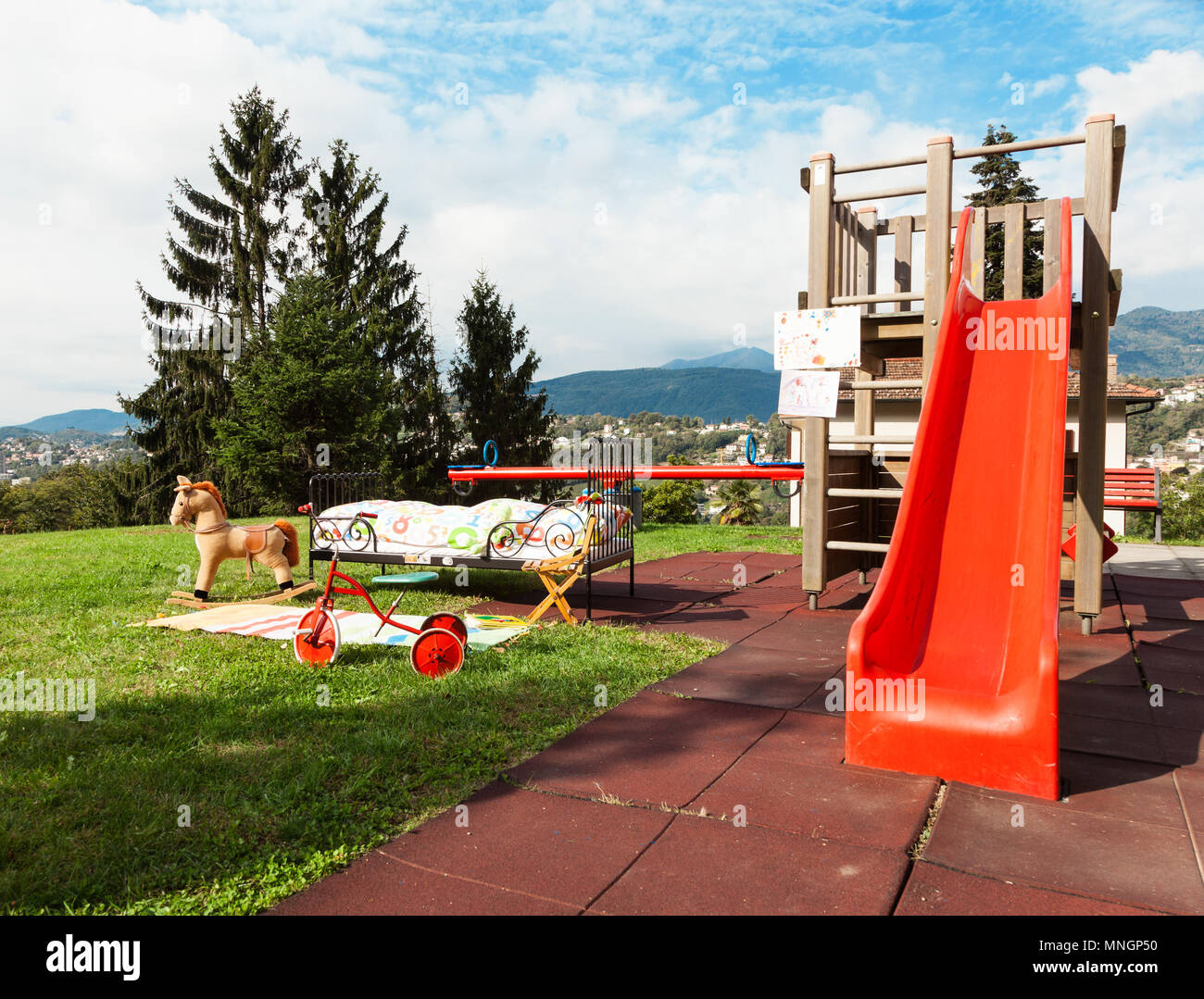 Garten Mit Kinderspielplatz Im Freien Stockfoto Bild 185380076