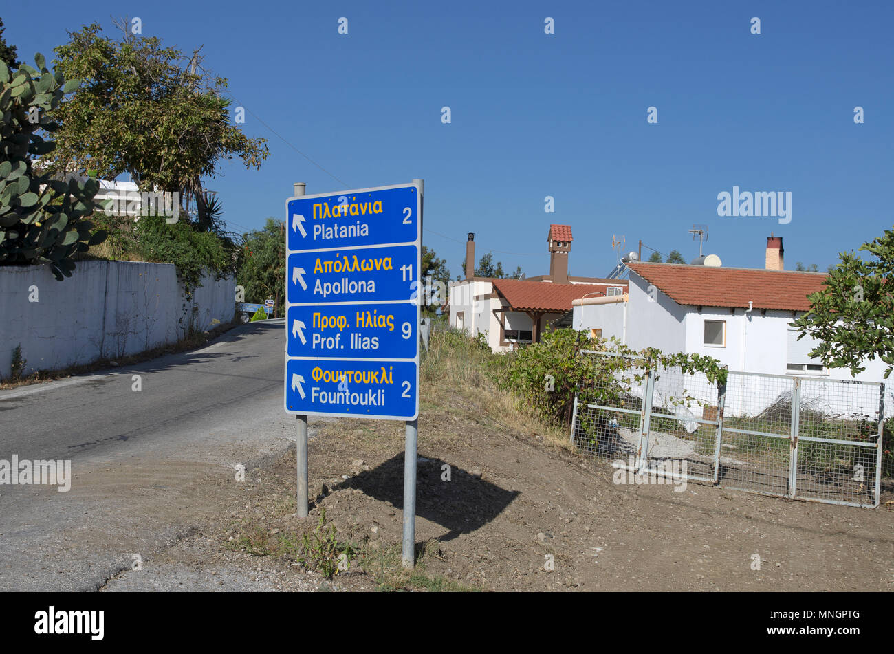 Schild mit den Namen von Siedlungen in der Englischen und Griechischen sprachen und die Richtung der Bewegung auf der Insel Rhodos (Griechenland). Stockfoto