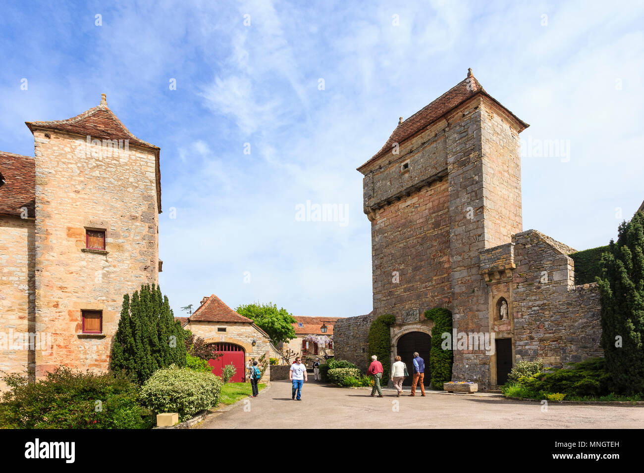 Frankreich, Lot, Quercy, Tal der Dordogne, Loubressac, "Les Plus beaux villages de France (Schönste Dörfer Frankreichs), Burg Eingang Stockfoto