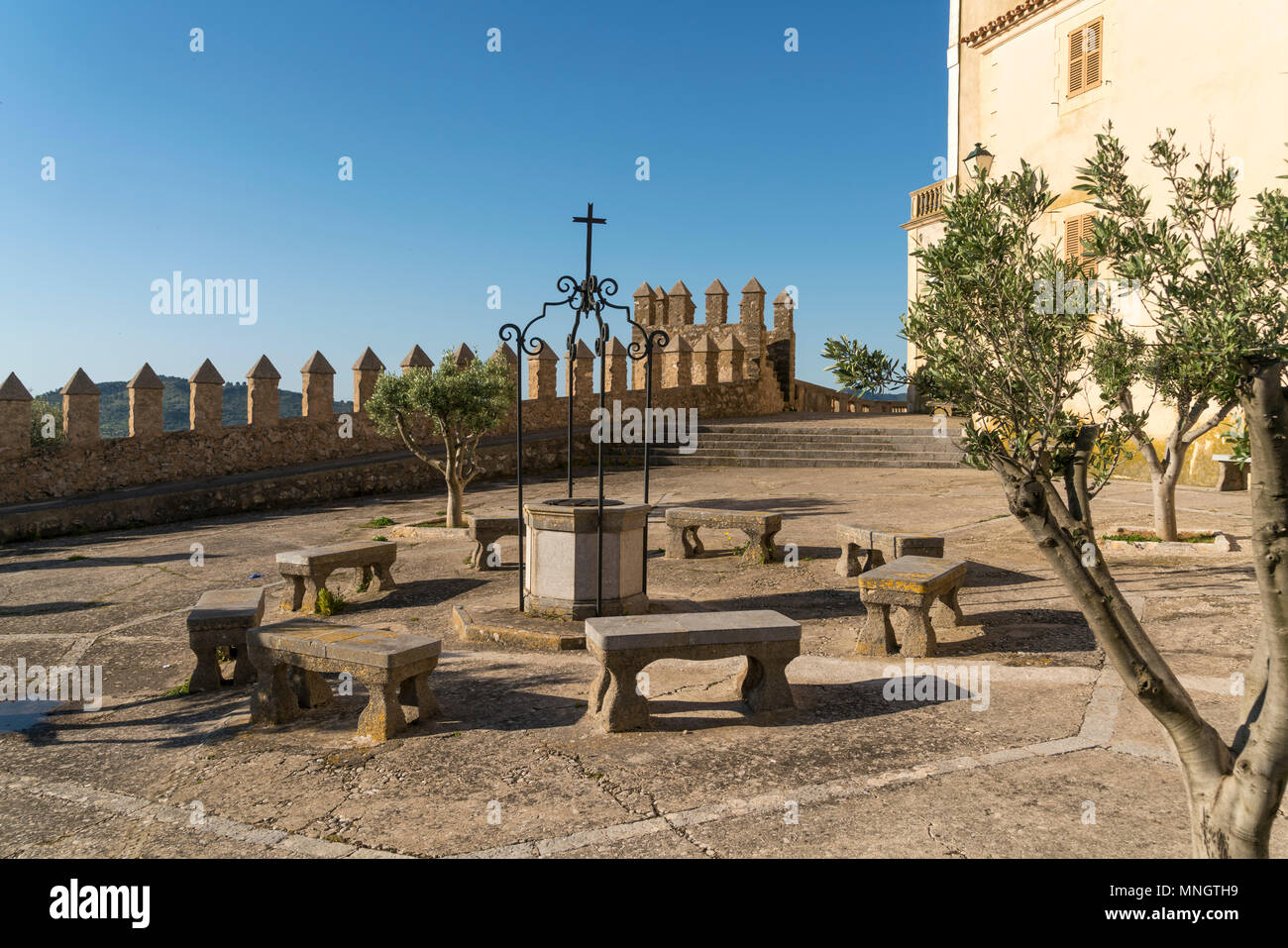 Innenhof und Befestigungsanlage der Wallfahrtskirche Sant Salvador, Arta, Mallorca, Balearen, Spanien | Innenhof und Wand Befestigungsanlagen der Pilg Stockfoto