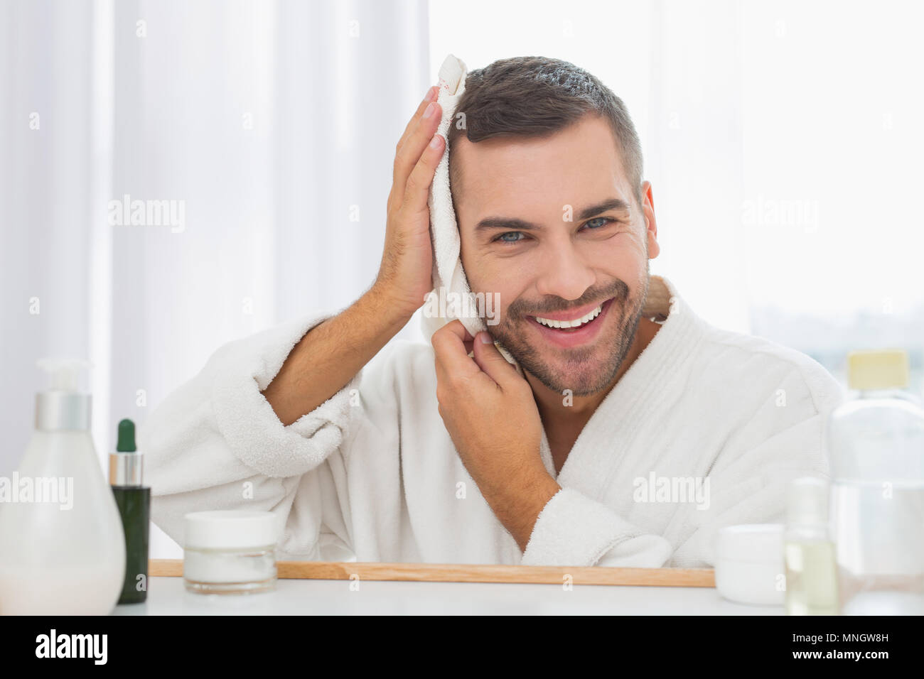 Schöne fröhliche Mann sein Handtuch Holding Stockfoto