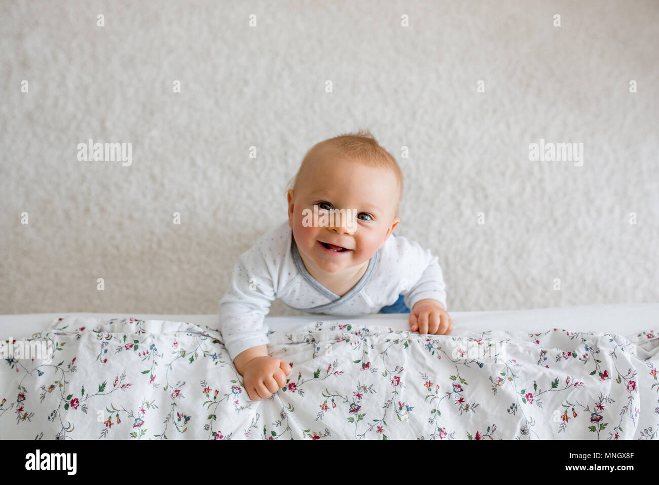 Portrait von niedlichen kleinen Kleinkind Kind erschossen von oben, baby boy glücklich lächelnd Stockfoto