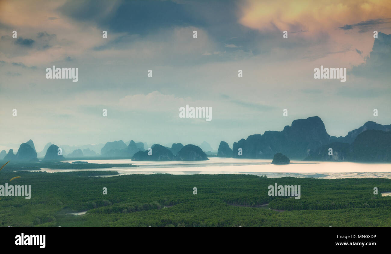 Schönen Sonnenuntergang am Samet Nangshe Aussichtspunkt. Thailand Stockfoto