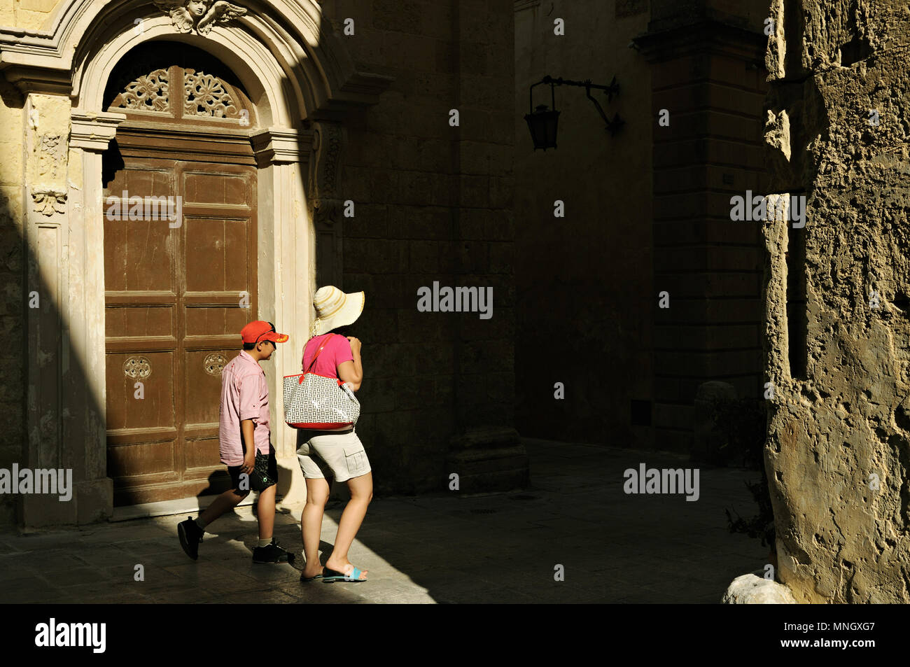 Frau mit ihrem Sohn zu Fuß in der Altstadt von Mdina, Malta Stockfoto
