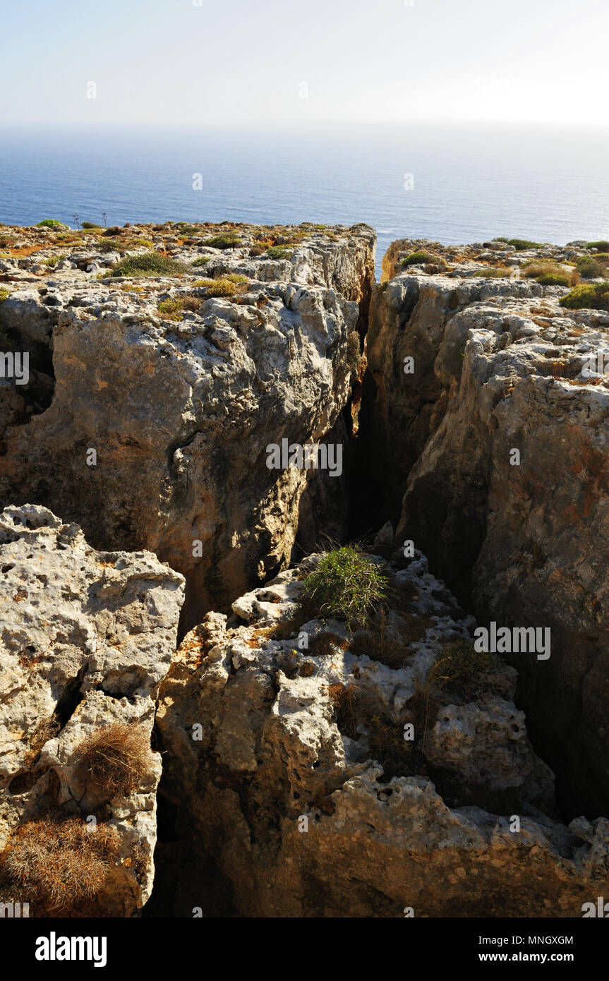 Risse auf der Halbinsel Marfa im wilden Vorgebirge von Ras-il-Qammieh, Malta Stockfoto
