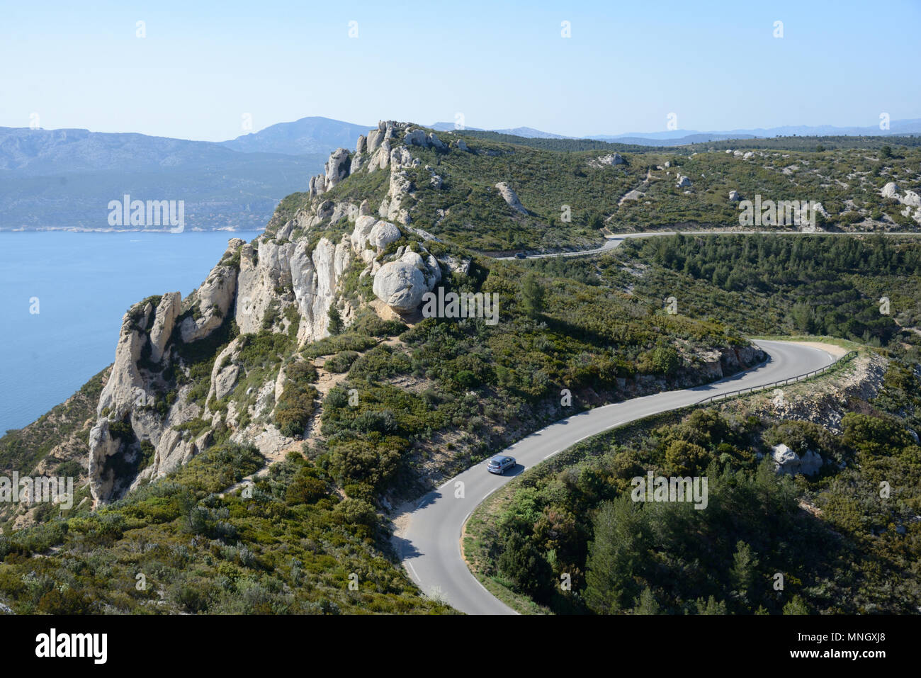 Kraftfahrer oder Auto Fahren entlang der Route des Crêtes Küstenstraße in der Caranques Nationalpark Cassis Provence Frankreich Stockfoto