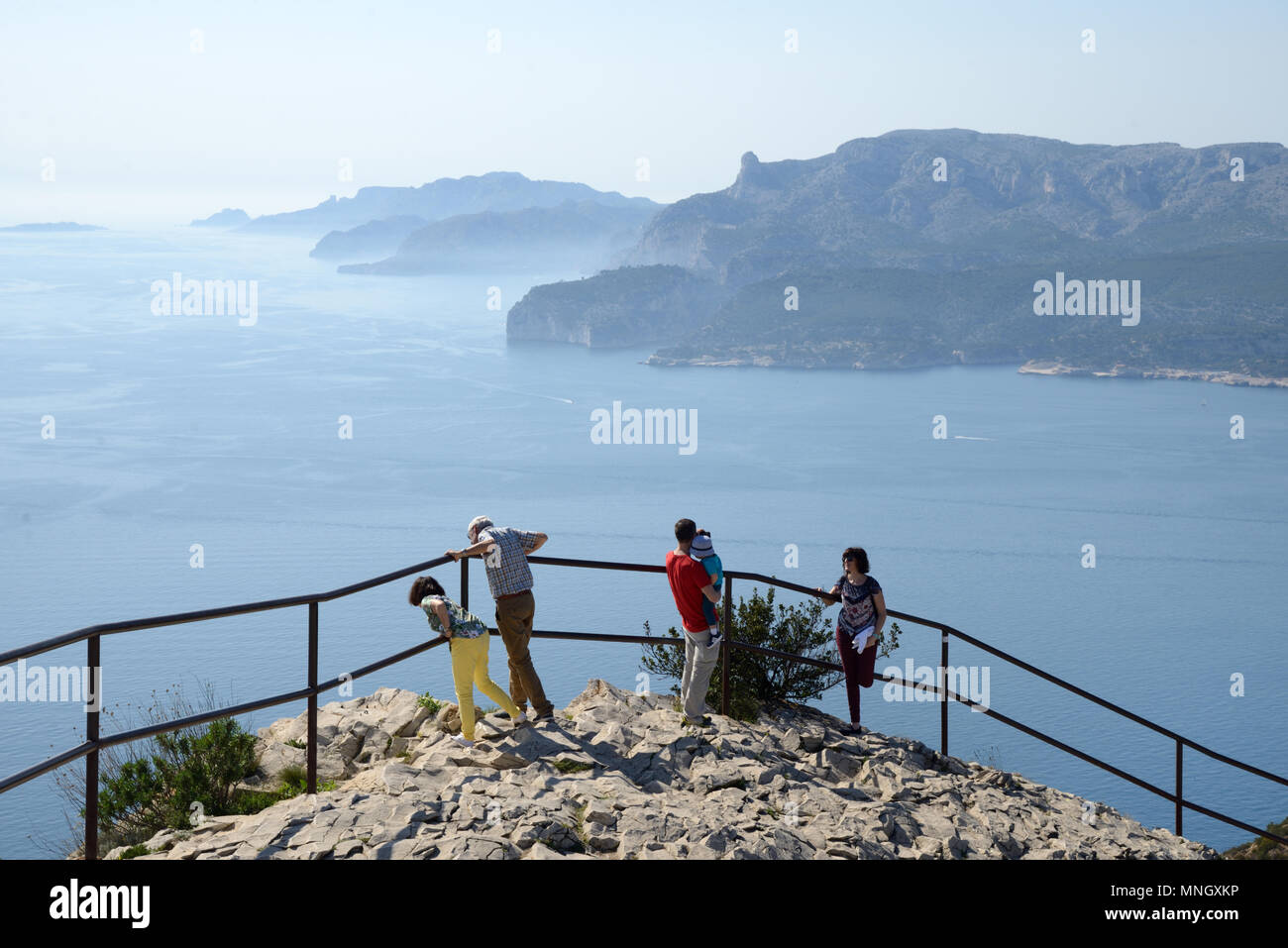 Touristen genießen den Panoramablick von der Route des Crêtes Küstenstraße in den Calanques National Park am Mittelmeer Provence Frankreich Stockfoto