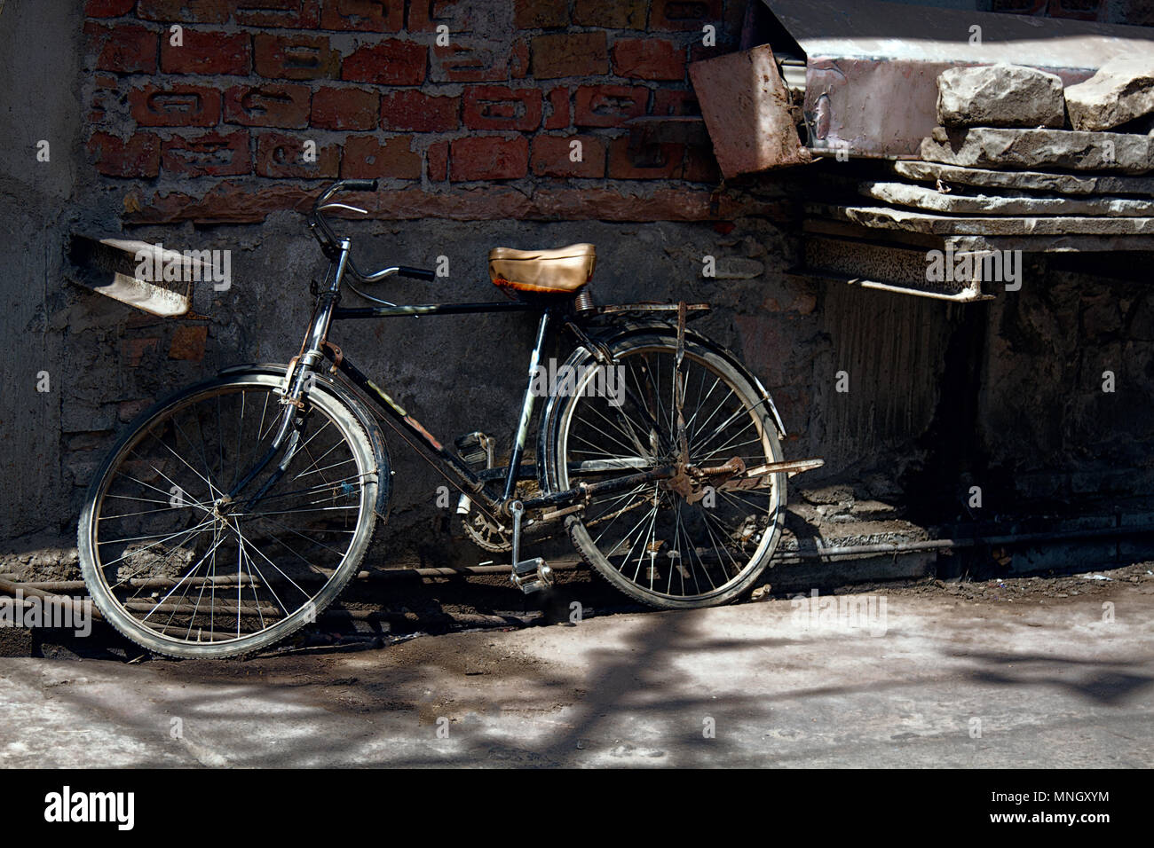 Alte Fahrräder im Weltraum armen Nachbarschaften. Stadtverkehr für gewöhnliche Menschen. Stockfoto