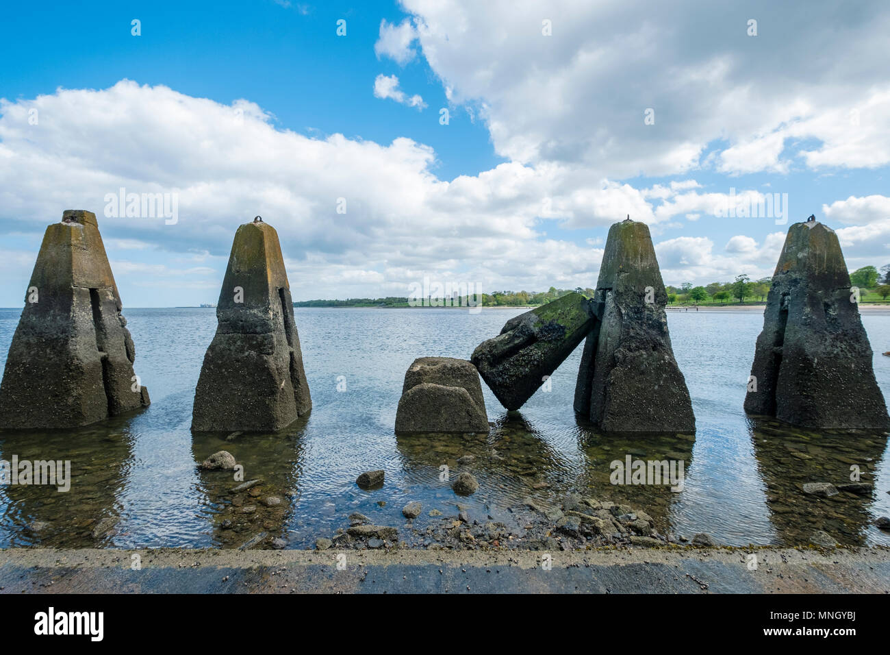 Gezeiten Causeway in Richtung Cramond Insel in Edinburgh, Schottland, Großbritannien. Konkrete Strukturen sind in Kriegszeiten anti-u-boot Abwehr. Stockfoto