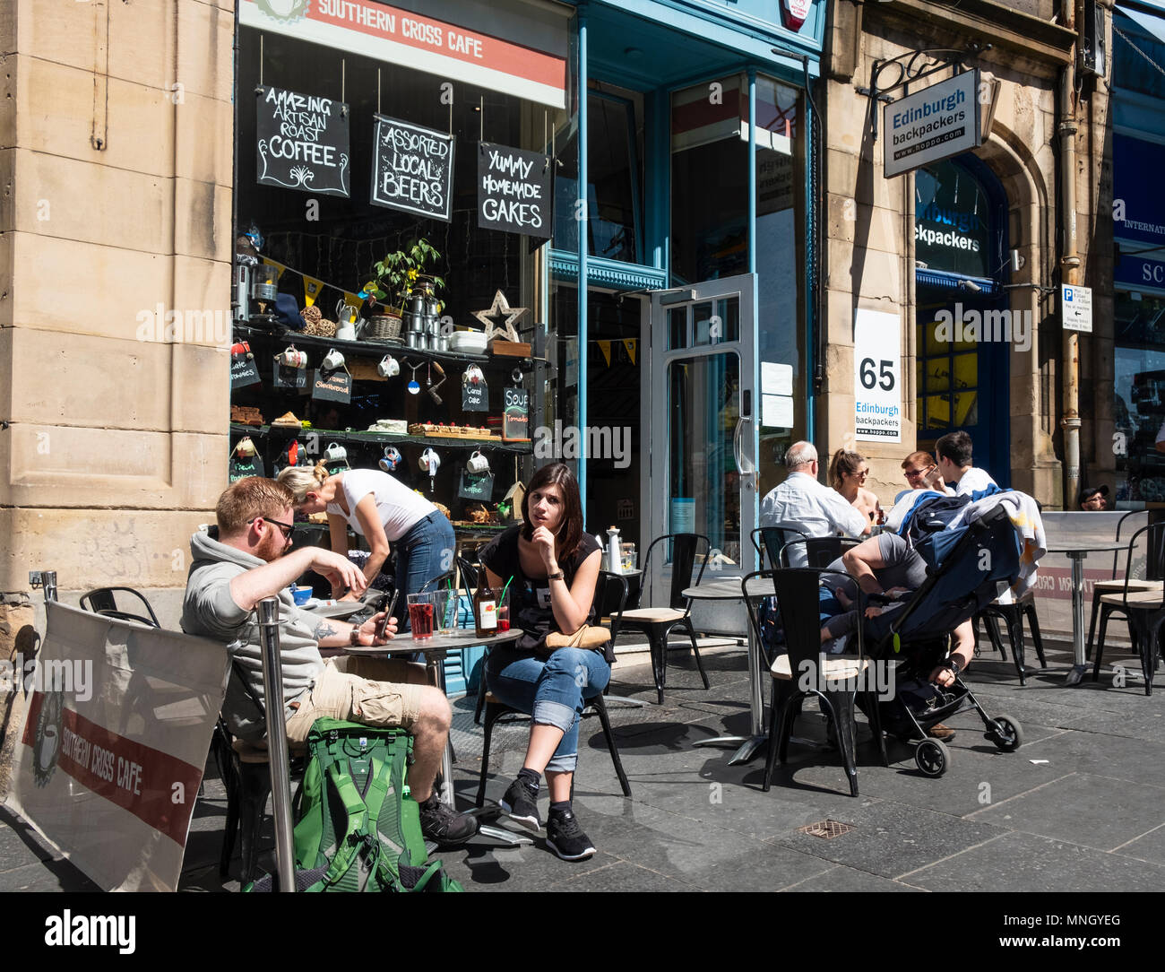 Blick auf Cafe auf historischen Cockburn Street in der Altstadt von Edinburgh, Schottland, Großbritannien Stockfoto