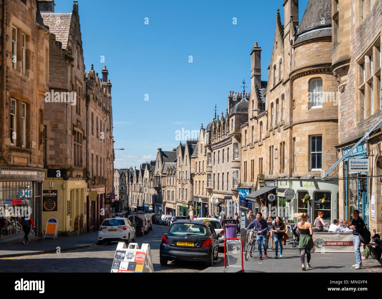 Anzeigen von Geschäften und Cafés am historischen Cockburn Street in der Altstadt von Edinburgh, Schottland, Großbritannien Stockfoto