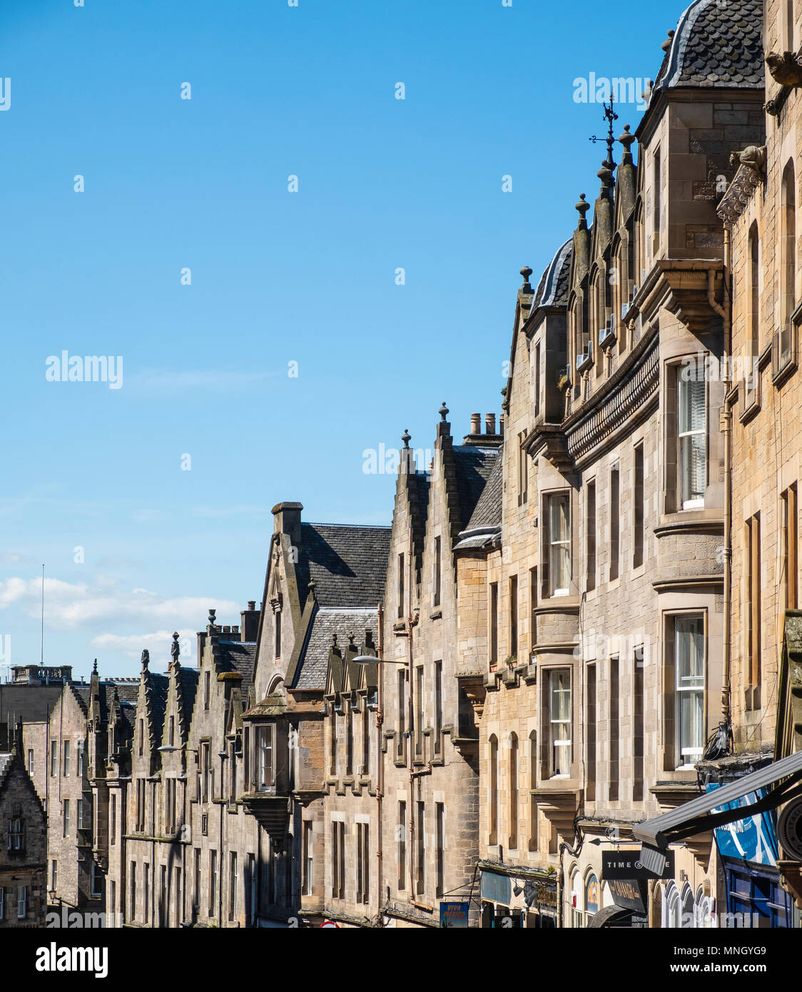 Reihe der alten Mietshaus bauten auf Cockburn Street in der Altstadt von Edinburgh, Schottland, Großbritannien Stockfoto