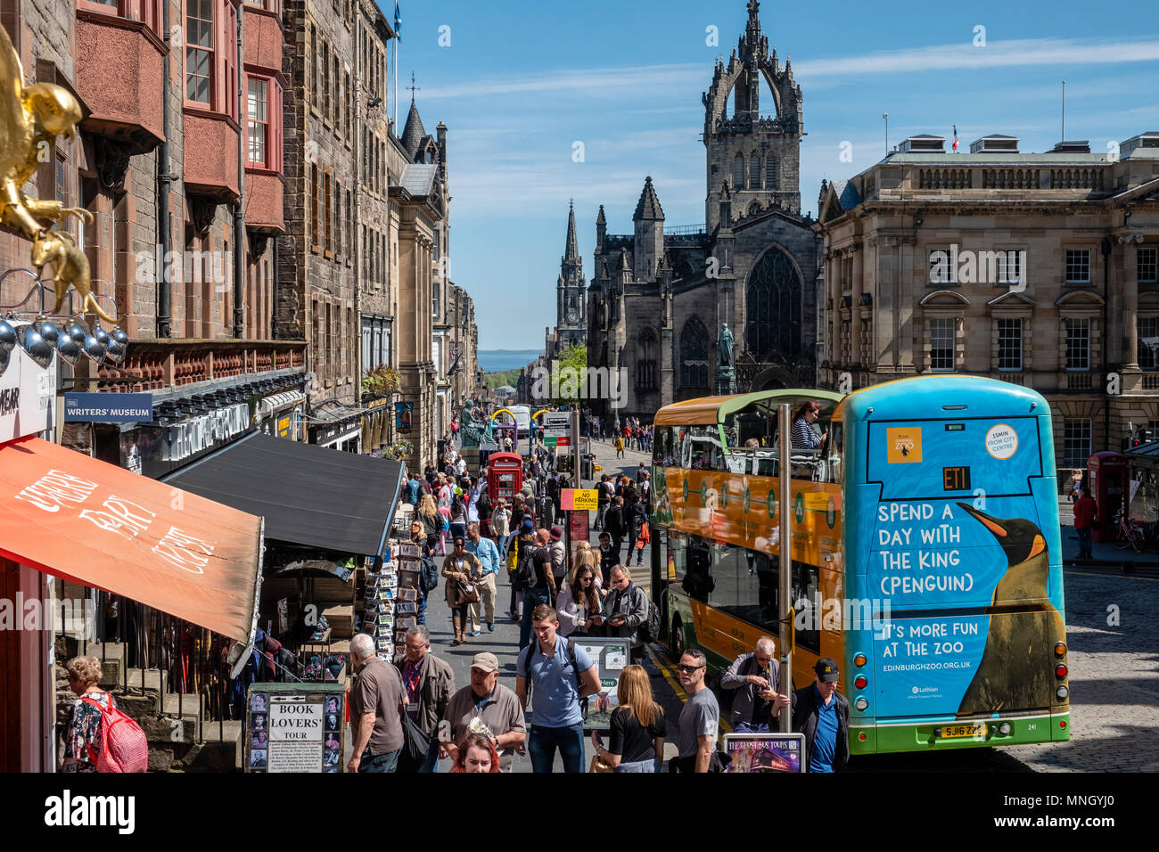 Blick entlang der Royal Mile mit vielen Touristen und Tour Bus in der Altstadt von Edinburgh, Schottland, Großbritannien Stockfoto