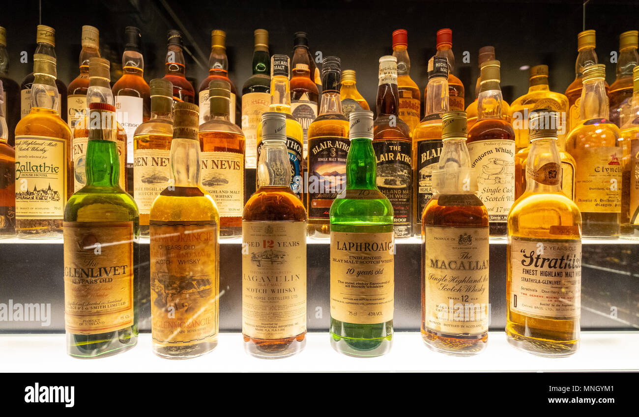 Die ältesten Flaschen Scotch Whisky in der Sammlung bei der Scotch Whisky Experience Visitor Centre auf der Royal Mile in Edinburgh, Schottland, Großbritannien Stockfoto