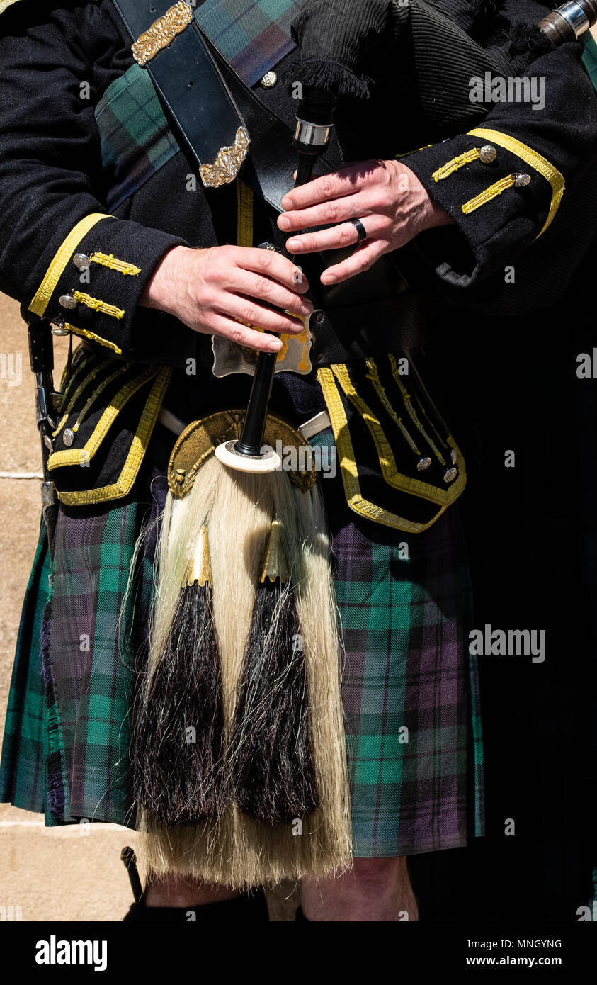 Blick auf traditionelle schottische Piper in Tartan spielen für Touristen auf der Royal Mile in Edinburgh, Schottland, Großbritannien Stockfoto