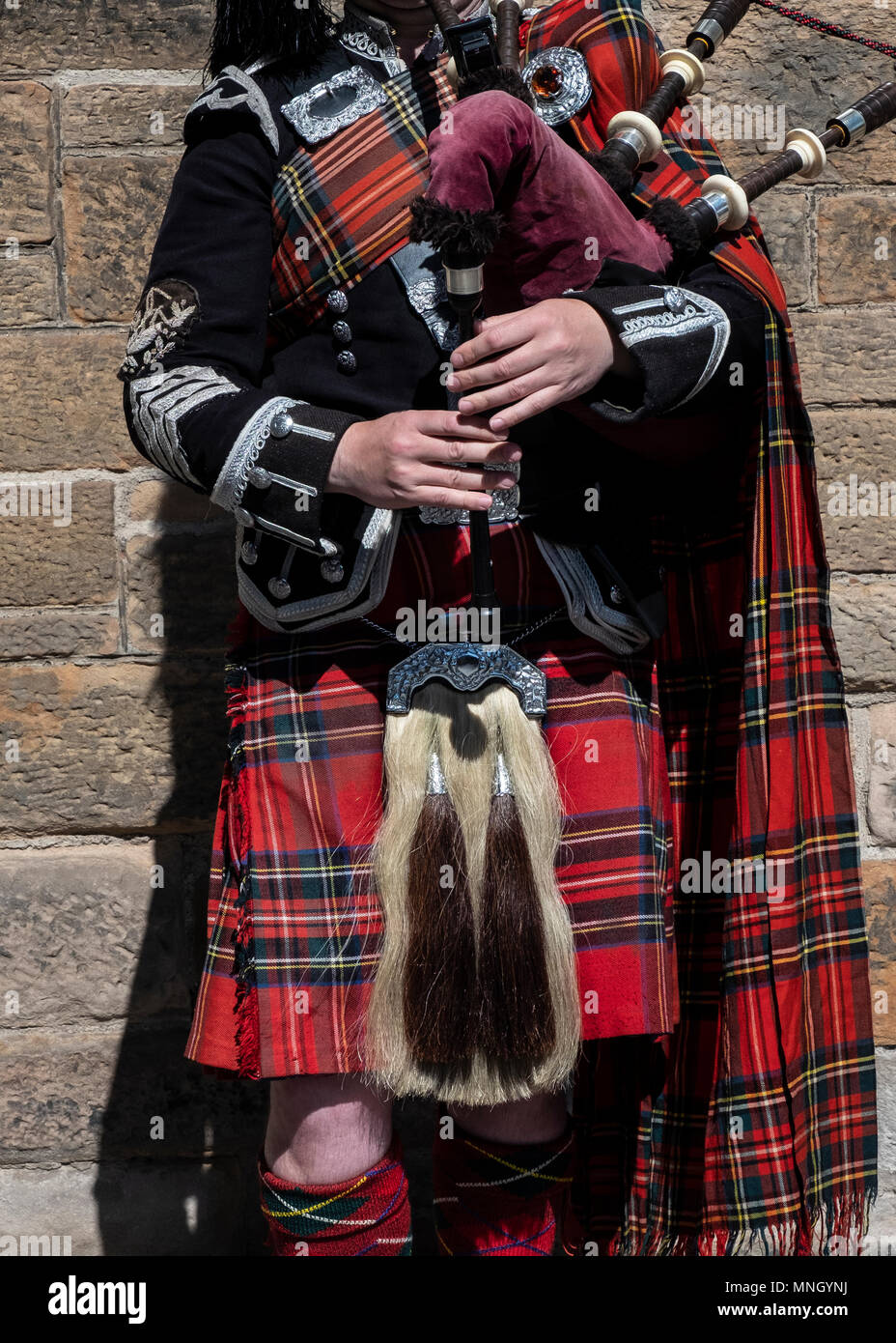 Blick auf traditionelle schottische Piper in Tartan spielen für Touristen auf der Royal Mile in Edinburgh, Schottland, Großbritannien Stockfoto