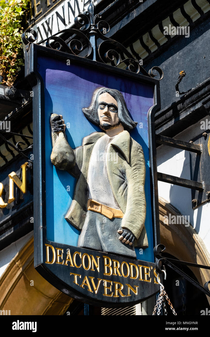 Detail von Zeichen außerhalb Deacon Brodie's Tavern auf der Royal Mile in Edinburgh, Schottland, Großbritannien Stockfoto