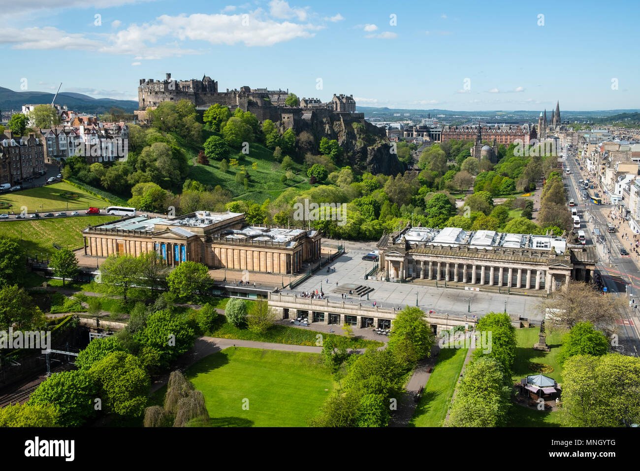 Skyline von Princes Street Gardens und Edinburgh Castle, die Scottish National Gallery (L) und der Royal Scottish Academy (R) in Edinburgh, Schottland, Großbritannien Stockfoto