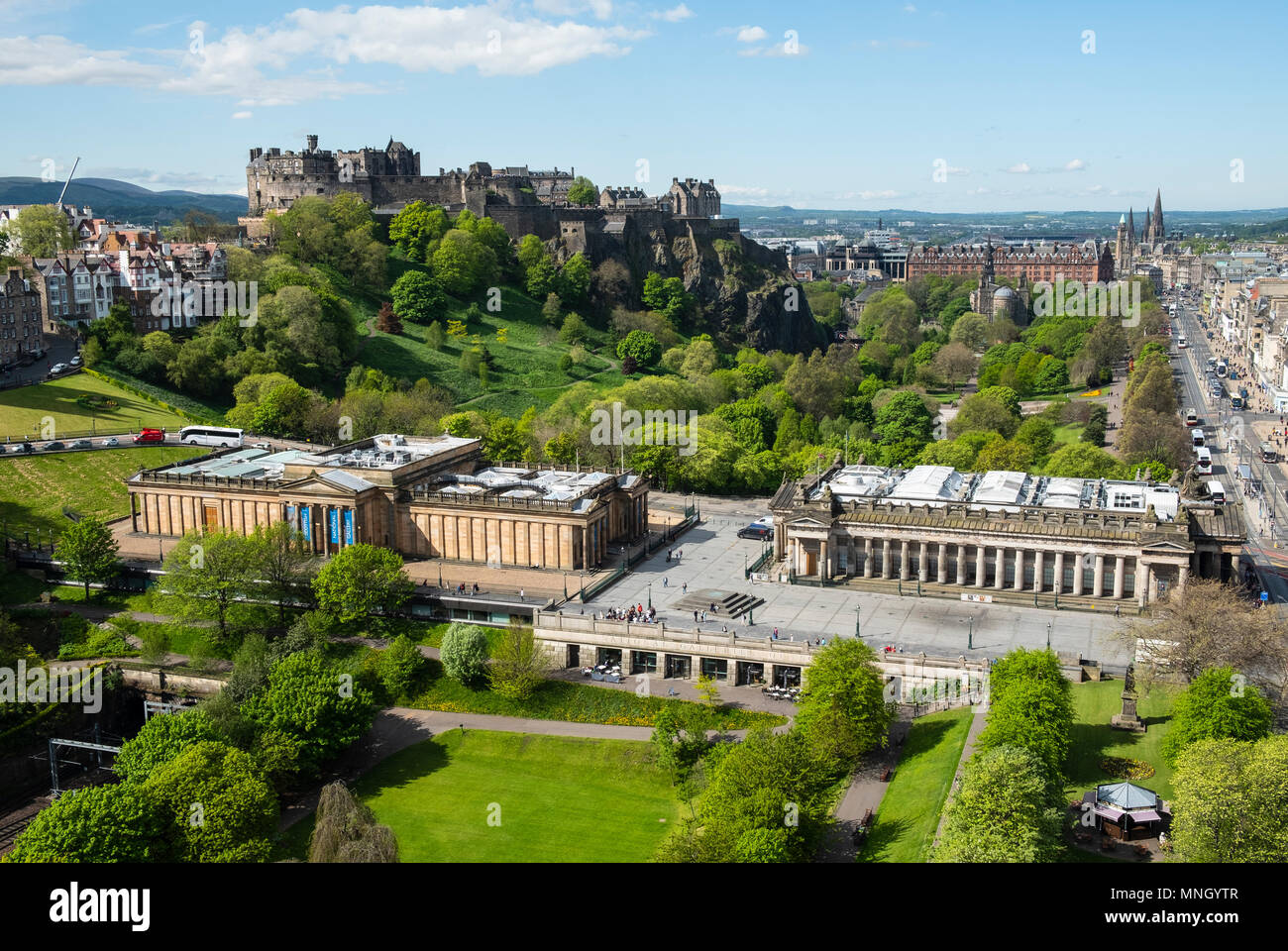 Skyline von Princes Street Gardens und Edinburgh Castle, die Scottish National Gallery (L) und der Royal Scottish Academy (R) in Edinburgh, Schottland, Großbritannien Stockfoto