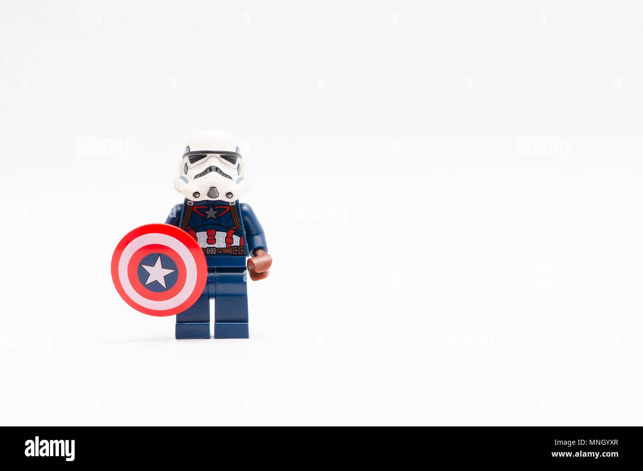 MALAYSIA, 22. April 2018. Captain America tragen Storm Trooper Helm. Lego Minifiguren sind von der Lego Gruppe hergestellt. Stockfoto