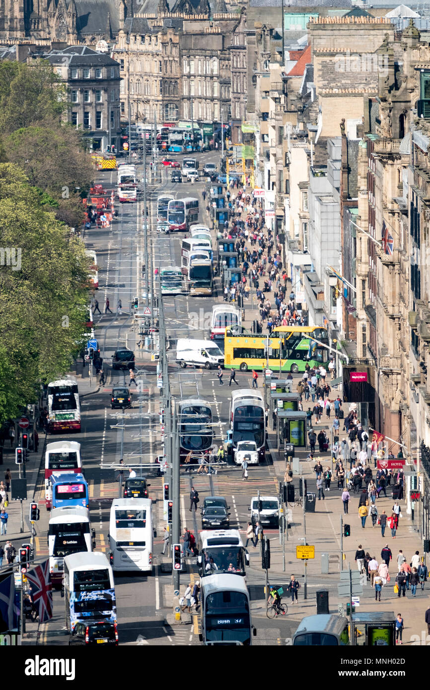 Viel Verkehr auf der Princes Street Einkaufsstraße im Zentrum von Edinburgh, Schottland, Großbritannien Stockfoto
