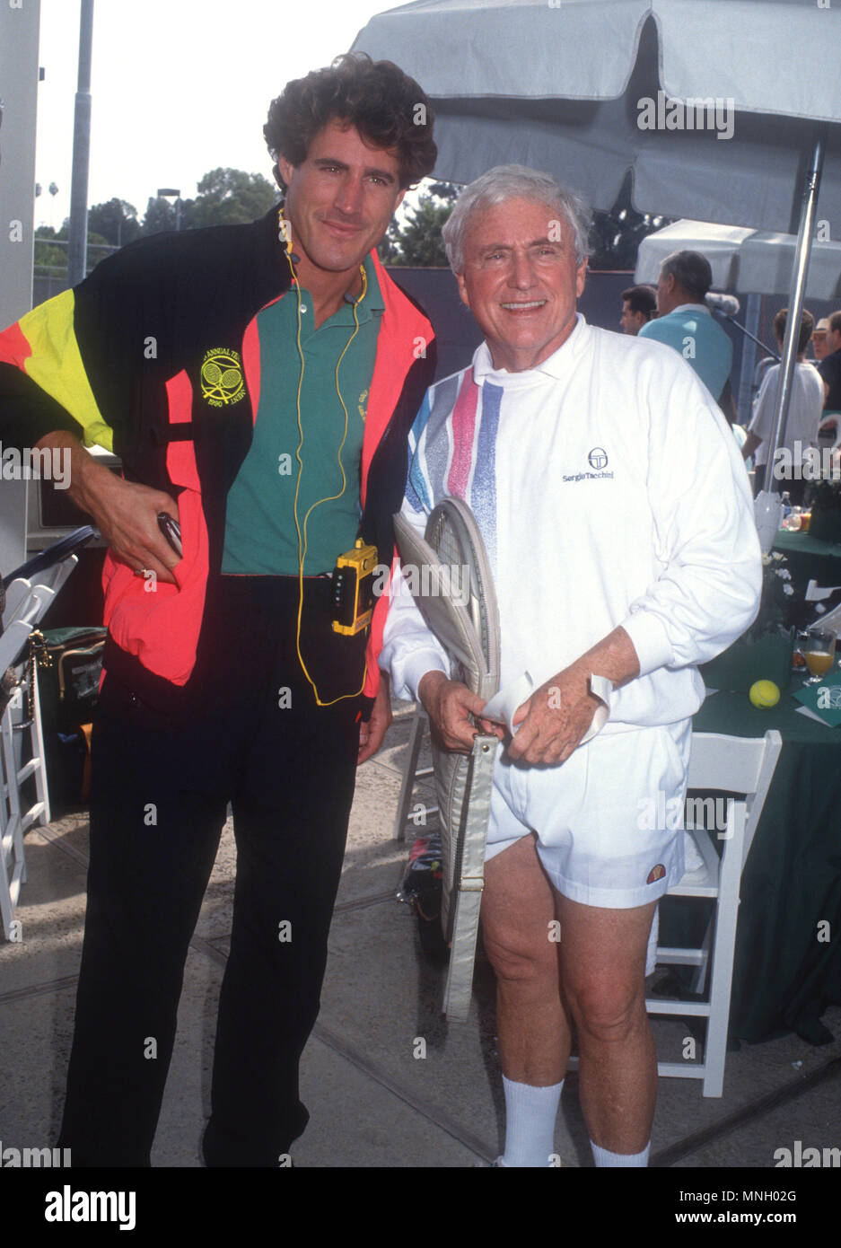 PACIFIC PALISADES, CA - 6. Oktober: (L-R) Schauspieler Tony Griffin und Vater TV-Persönlichkeit Merv Griffin besuchen zweiten jährlichen Nancy Reagan Tennis Turnier am 6. Oktober 1990 Im Riviera Country Club in Pacific Palisades, Kalifornien. Foto von Barry King/Alamy Stock Foto Stockfoto