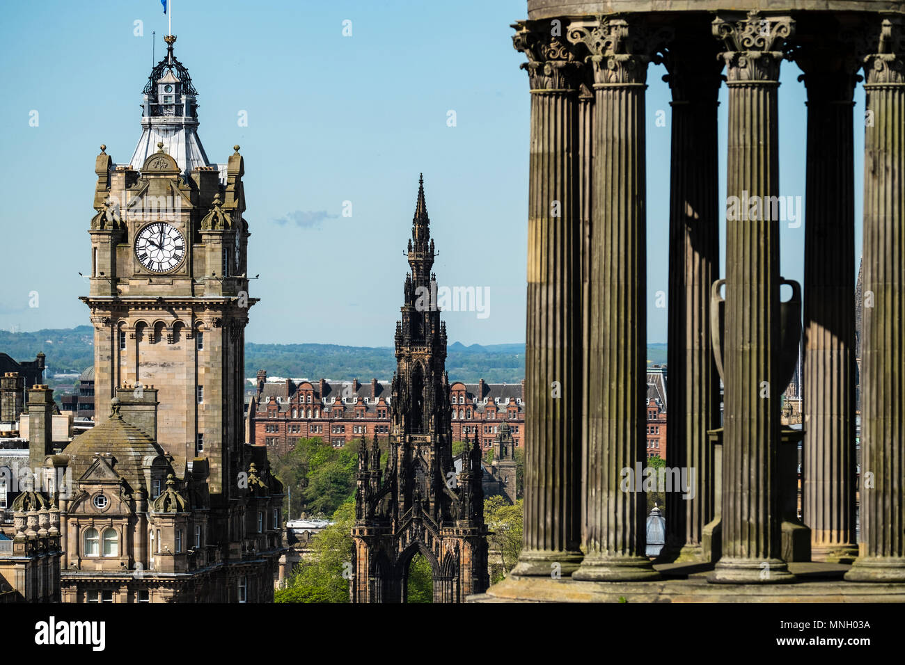 Blick auf den Uhrturm auf Balmoral Hotel, Scott Monument und Dugald Stewart Denkmal in Edinburgh, Schottland, Großbritannien. Stockfoto