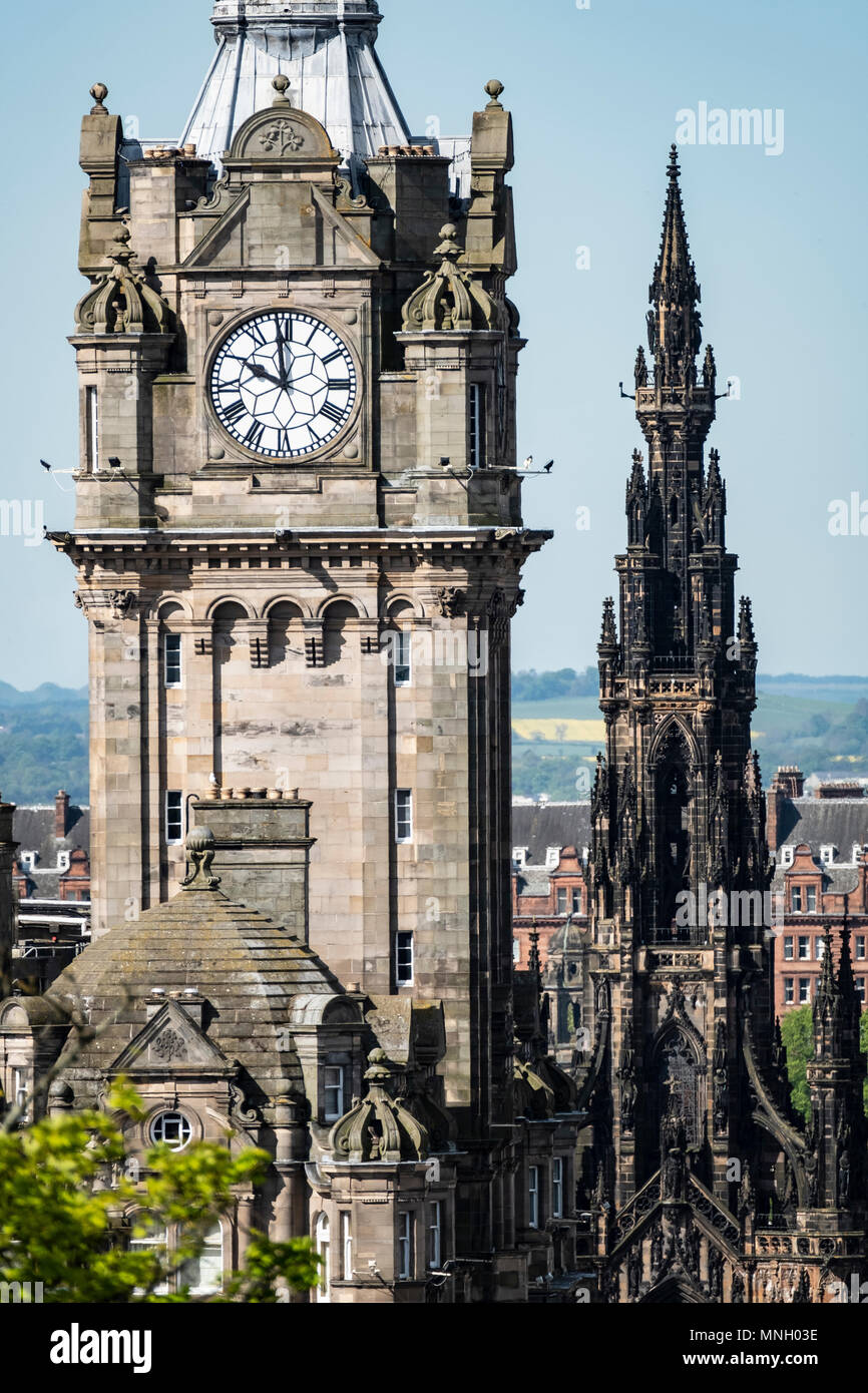 Blick auf den Uhrturm auf Balmoral Hotel und Scott Monument an der Princes Street in Edinburgh, Schottland, Großbritannien. Stockfoto