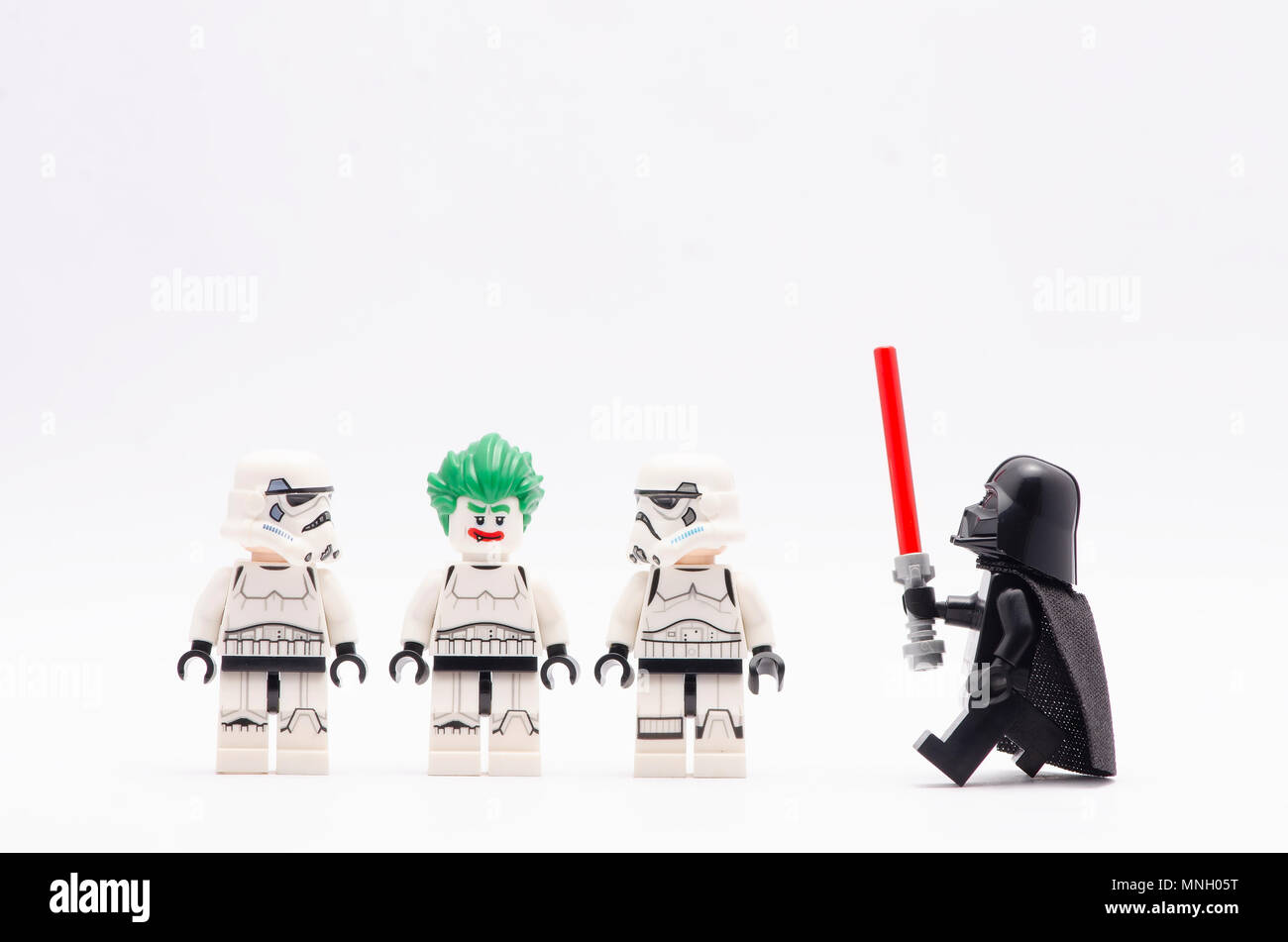 Mini Abbildung von Darth Vader, Storm Trooper im Einklang mit einer von ihnen ist Joker. Lego Minifiguren sind von der Lego Gruppe hergestellt. Stockfoto