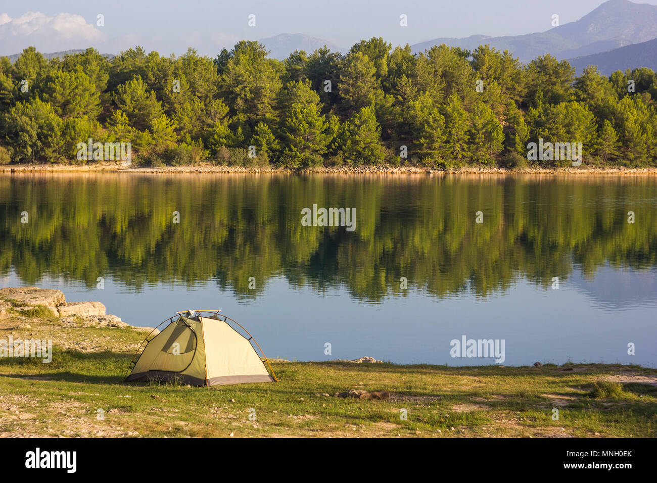 Zelt in der Nähe des Sees bei Sonnenaufgang in der Türkei Stockfoto