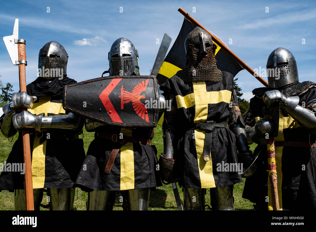 Englische Ritter vorbereiten für den Kampf während der Internationalen mittelalterlichen Combat Federation (Imcf) Weltmeisterschaften im Scone Palace am 12. Mai 2018 Stockfoto