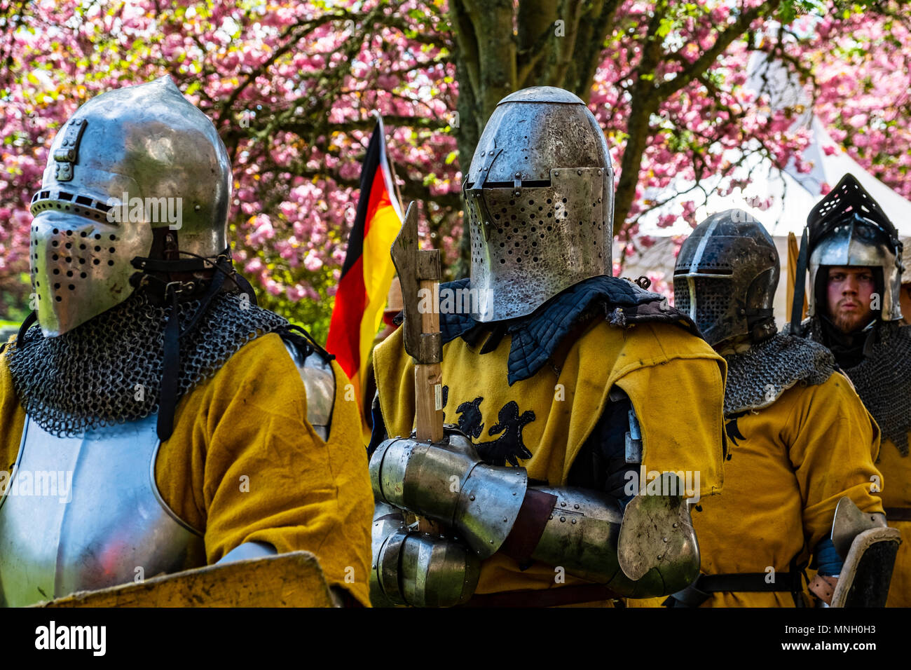 Deutsche Ritter vorbereiten für den Kampf während der Internationalen mittelalterlichen Combat Federation (Imcf) Weltmeisterschaften im Scone Palace am 12. Mai 2018 Stockfoto