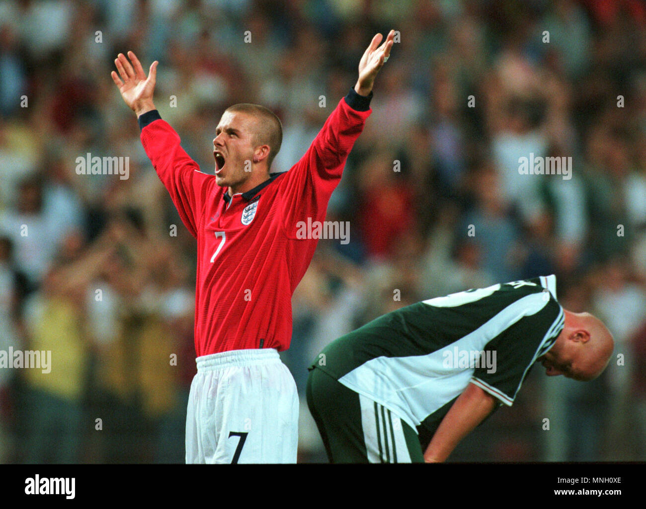 Fußball: Stade du Pays de Charleroi Charleroi Belgien, 17/06/2000 Euro 2000 Turnier - Gruppe (Gruppe A) England gegen Deutschland 1:0------- David Beckham (England) feiert, Carsten Jancker (Deutschland) ist frustriert Stockfoto