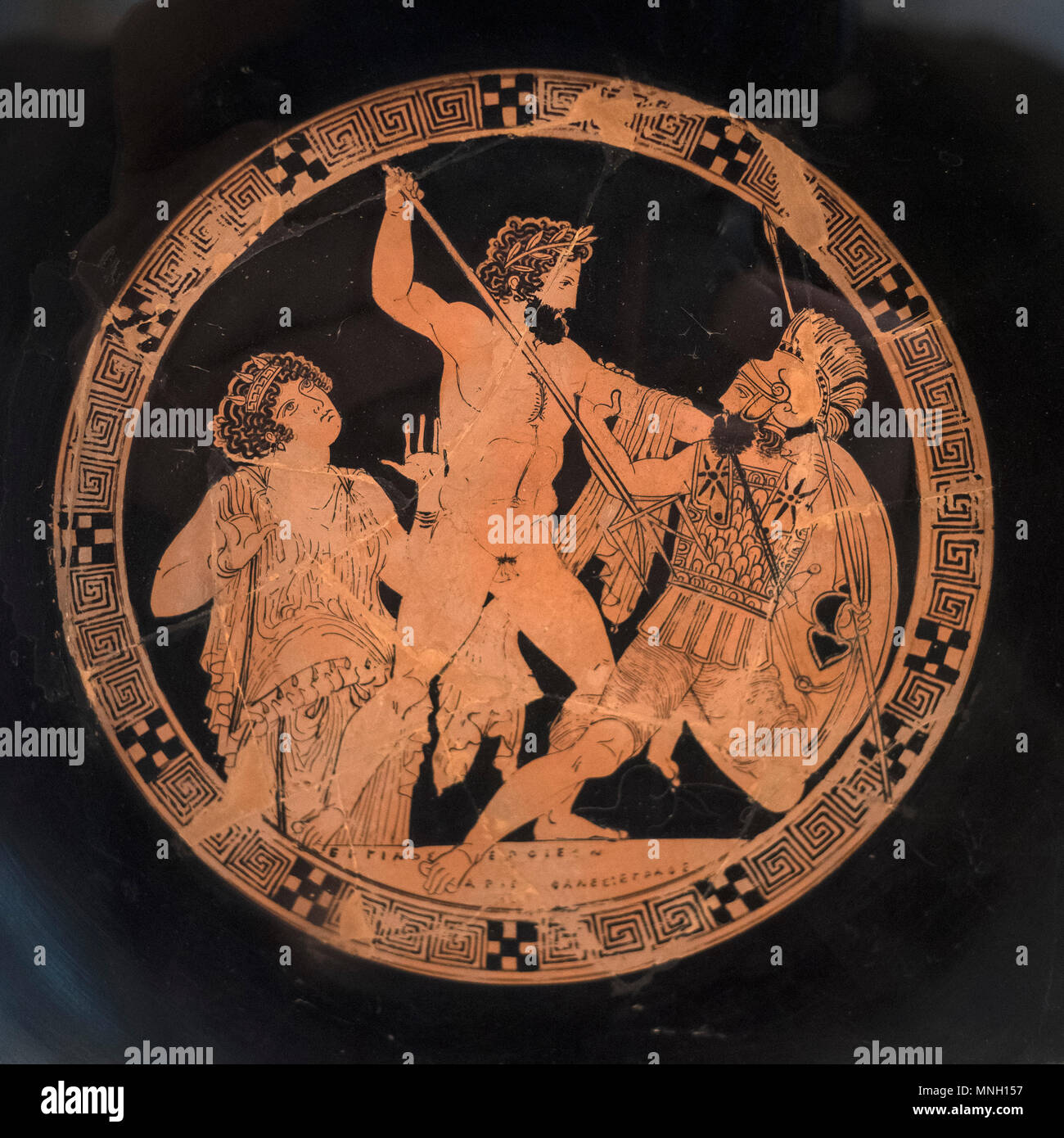 Berlin. Deutschland. Altes Museum. Dachgeschoss Rot - Abbildung Trinkbecher/Kylix von Aristophanes: Kampf gegen die Riesen. Durch den Töpfer und die unterzeichnete Erginos Stockfoto