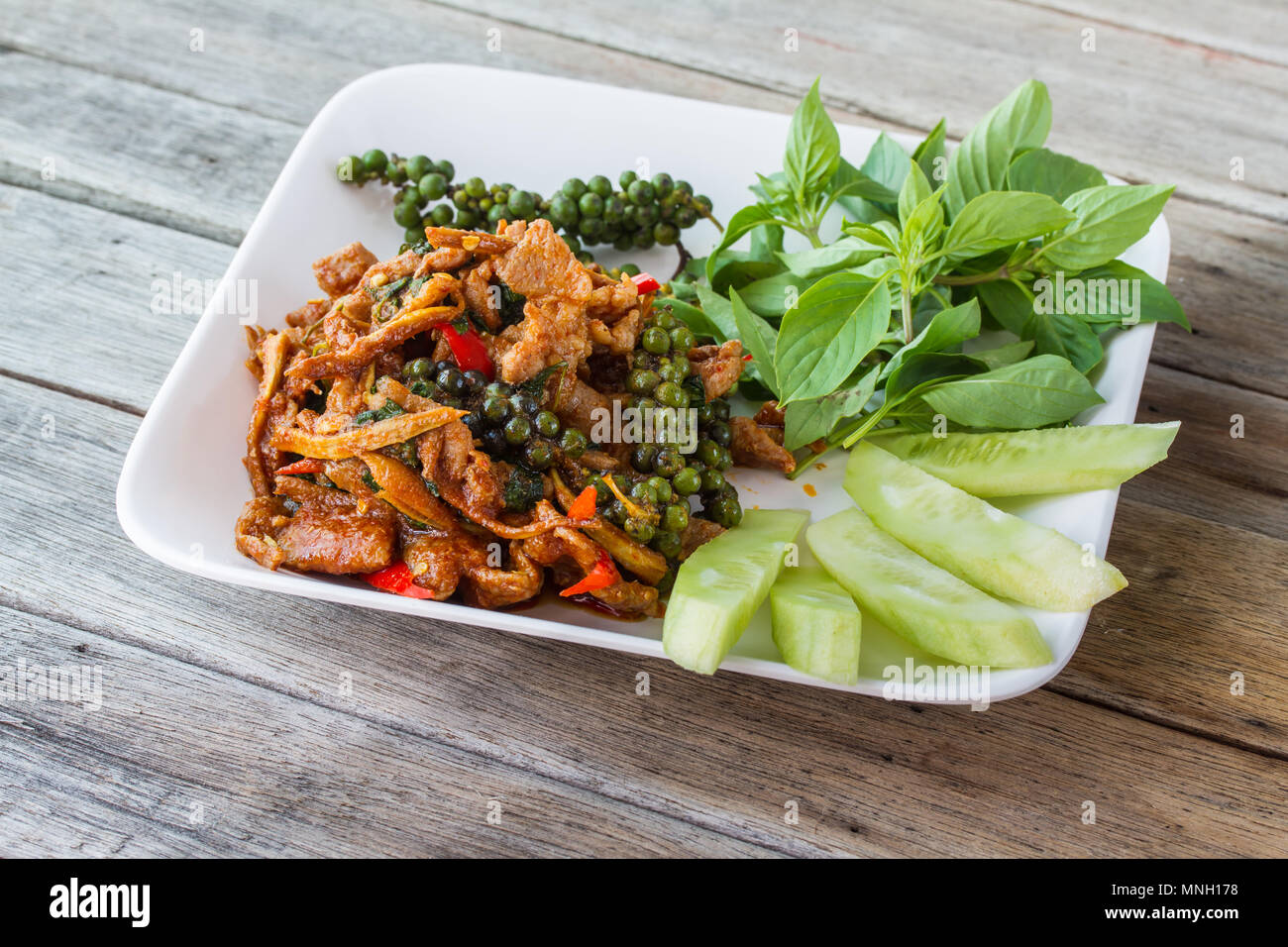 Wokgemüse mit würzigen, Thai Food, Reis in Schale auf Holztisch Stockfoto
