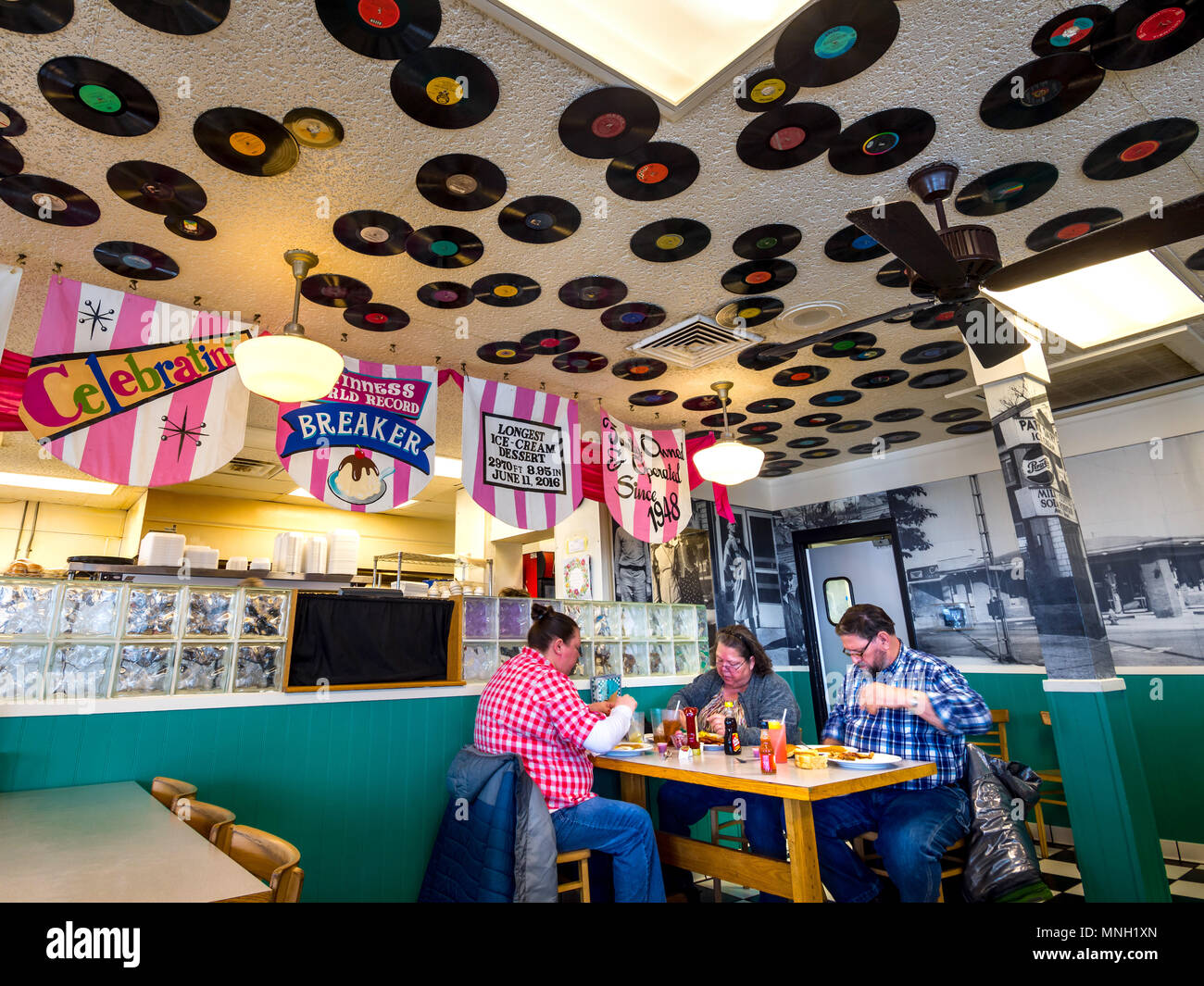 Diners im Restaurant, Manistee, Michigan, USA. Stockfoto