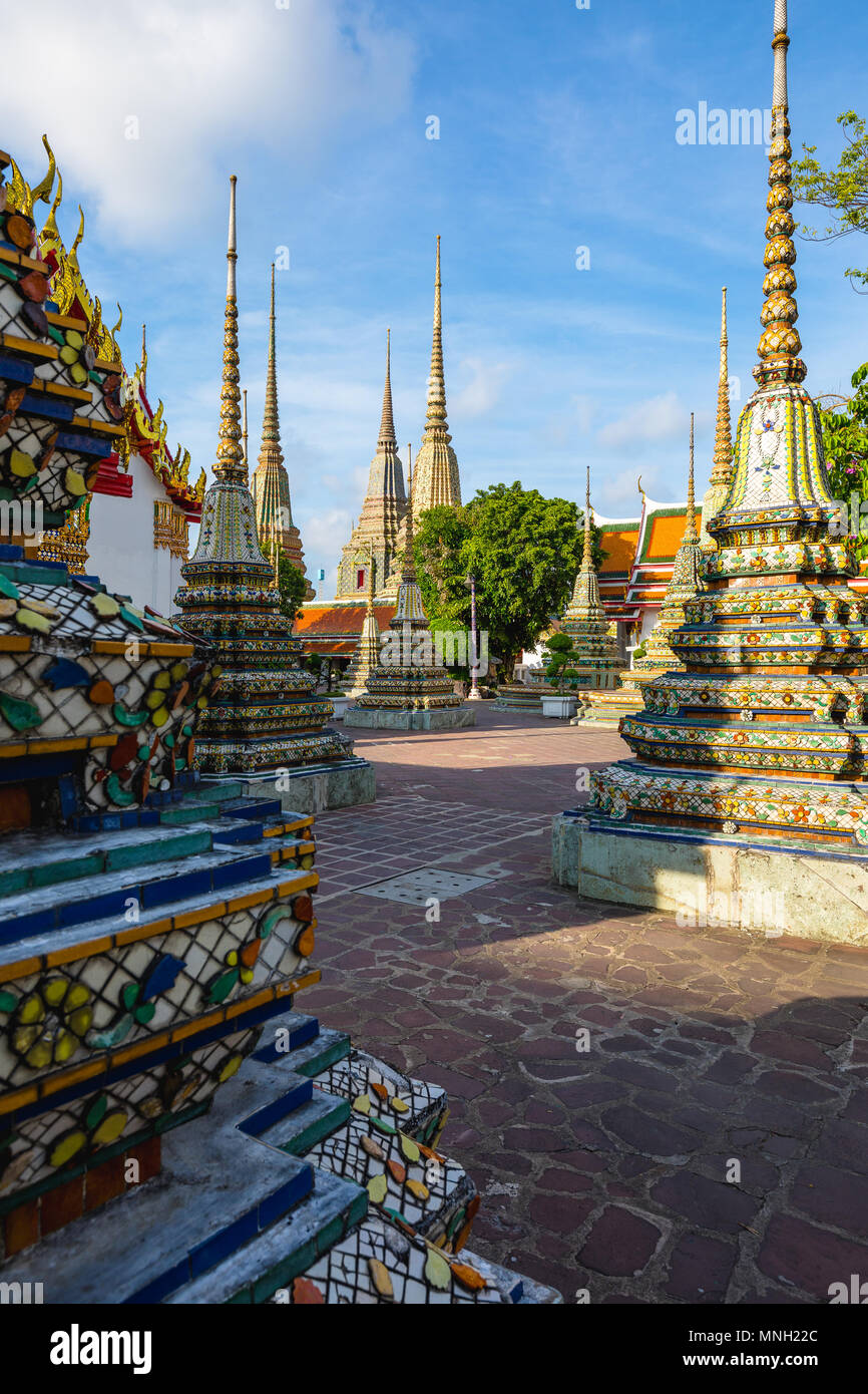 Gebäude und vielen verzierten Chedis des Wat Pho Tempel in Bangkok, der an einem sonnigen Tag. Wahrzeichen von Thailand Stockfoto