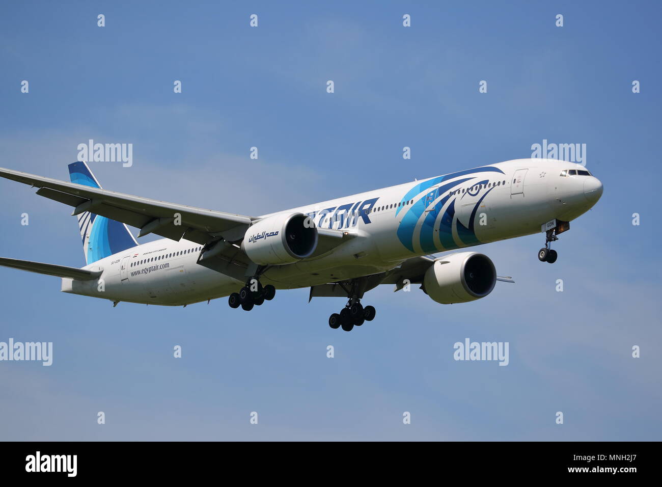 Egyptair Boeing 777 SU-GDN Landung in London Heathrow Flughafen, Großbritannien Stockfoto