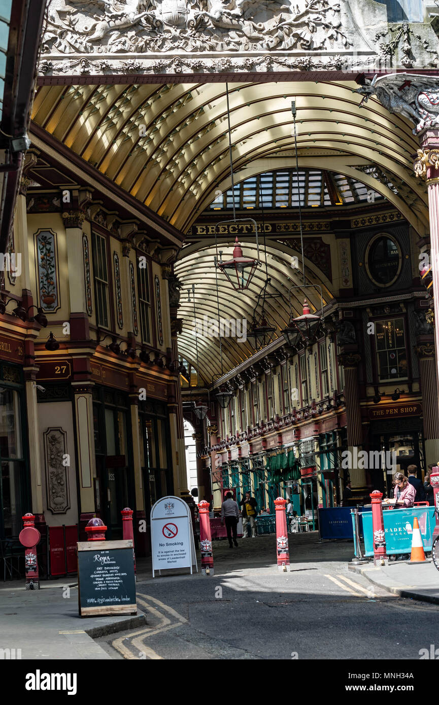 Leadenhall Market ist eine überdachte Markt in London, auf gracechurch Street Es ist einer der ältesten Märkte in London, aus dem 14. Jahrhundert. Stockfoto
